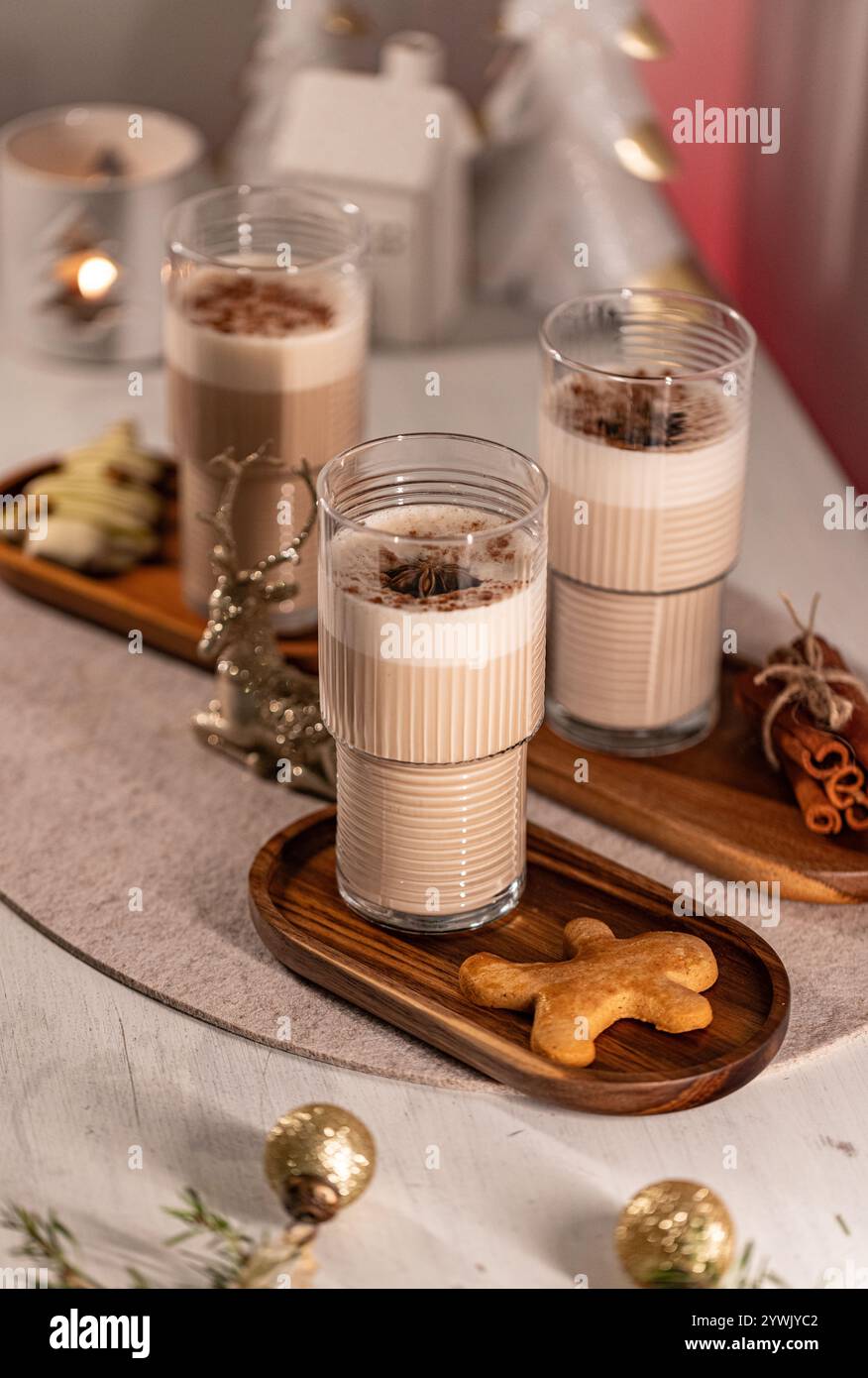 Festliche heisse Weihnachtsschokolade mit geriebener Schokolade, serviert mit einem dekorierten Lebkuchenkeks Stockfoto