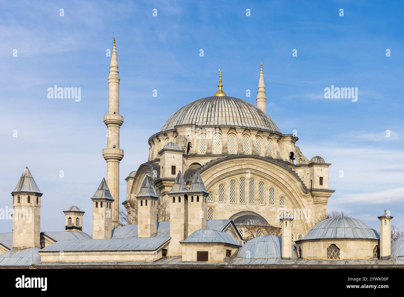 Ein detailliertes Foto der historischen Nuruosmaniye-Moschee in Istanbul mit ihrer herrlichen osmanischen Architektur und ihren Kuppeln. Stockfoto