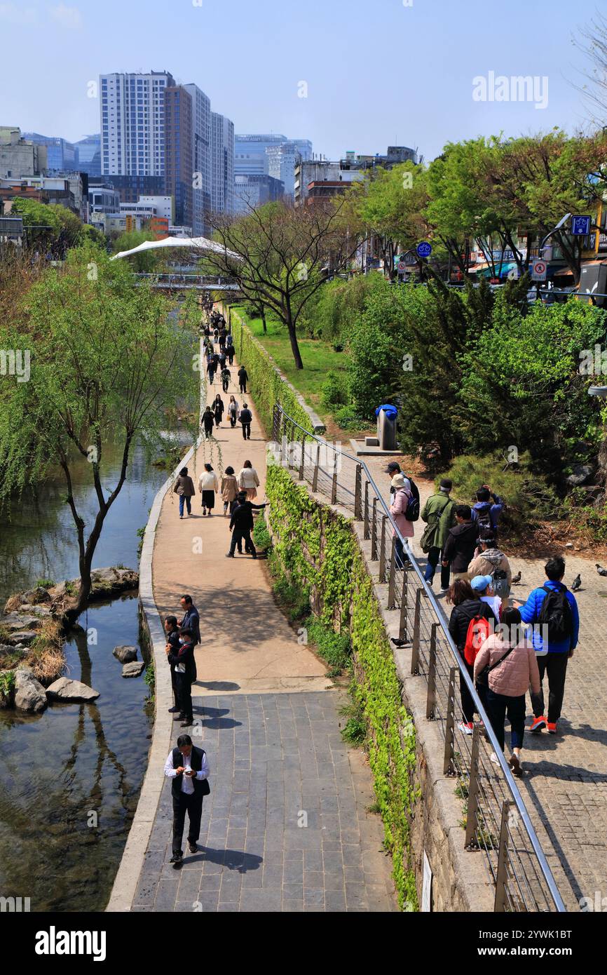 SEOUL, SÜDKOREA - 7. APRIL 2023: Besucher besuchen das restaurierte Gehgebiet des Cheonggyecheon Baches und den Stadtpark in Seoul. Stockfoto