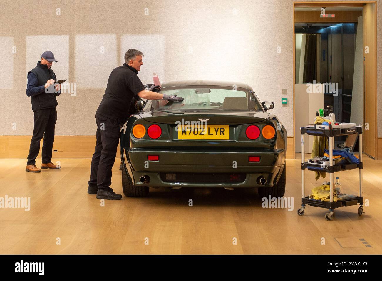 London: 11. Dezember 2024. Personal, das einen 1986 Aston Martin V8 Volante EFI poliert, Schätzung: £120.000 - £150.000. Der Verkauf findet am 12. Dezember in der Bonhams New Bond Street statt. claire doherty Alamy/Live News. Quelle: claire doherty/Alamy Live News Stockfoto