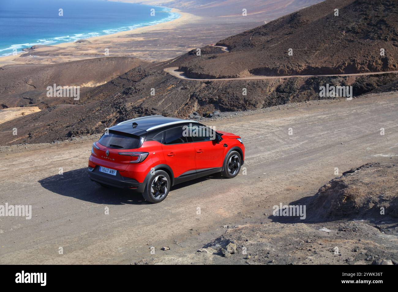 FUERTEVENTURA, SPANIEN - 7. DEZEMBER 2024: Renault Captur fährt die Schotterstraße zum berühmten Strand Cofete auf der Insel Fuerteventura auf Kanarischen Inseln I Stockfoto