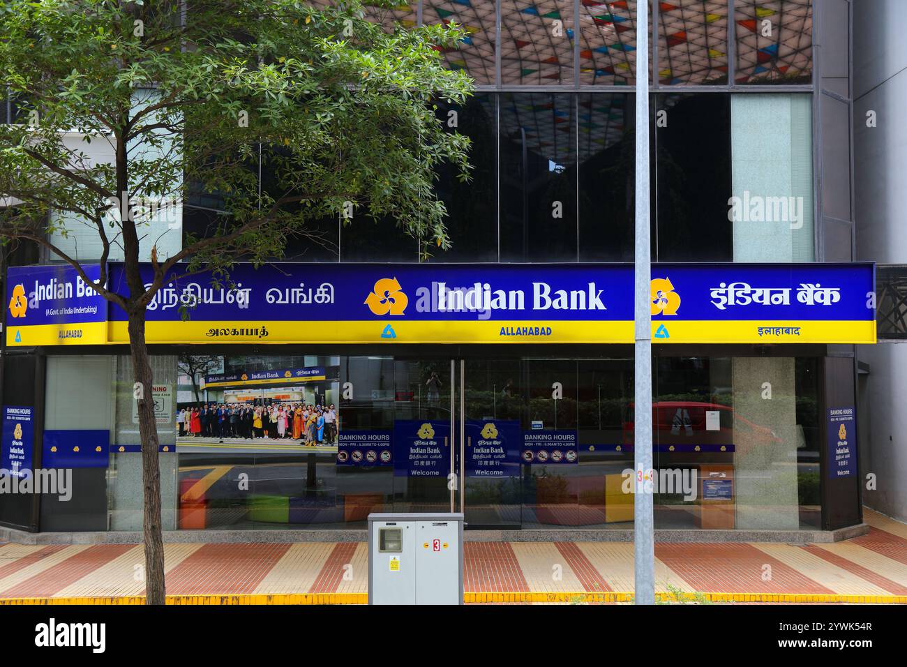 SINGAPUR CITY, SINGAPUR - 13. MÄRZ 2024: Besucher besuchen die Niederlassung der Indian Bank in Singapur. Indian Bank ist eine indische Bank des öffentlichen Sektors. Stockfoto