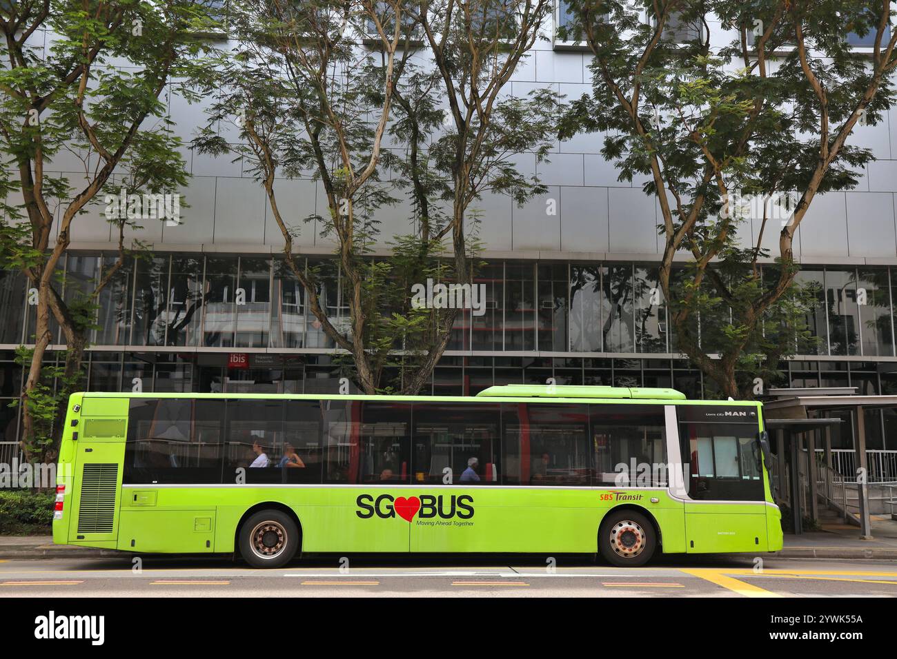 SINGAPUR CITY, SINGAPUR - 11. MÄRZ 2024: Die Menschen fahren in Singapur City mit einem Stadtbus. Busse in Singapur werden von SBS Transit betrieben. Stockfoto