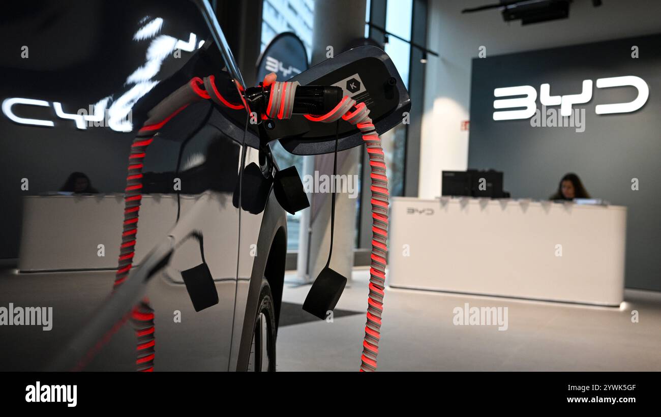 Berlin, Deutschland. Dezember 2024. Ein BYD-Auto wird im BYD-Laden in der Budapester Straße berechnet. Der Name BYD ist eine Abkürzung des latinisierten chinesischen Firmennamens Biyadí und steht nun auch für den Firmenslogan „Build Your Dreams“. Quelle: Jens Kalaene/dpa/Alamy Live News Stockfoto