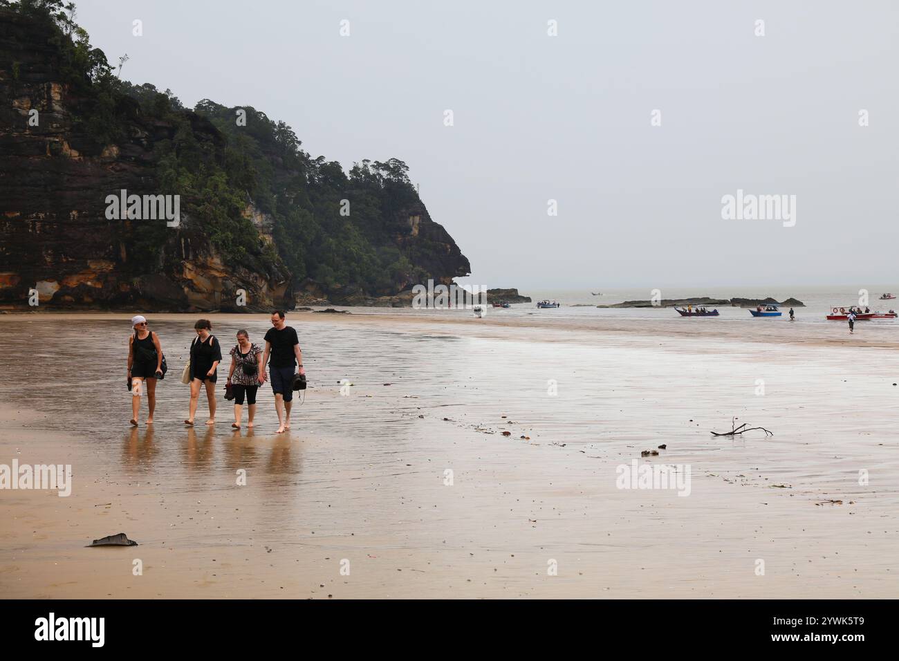 BAKO-NATIONALPARK, MALAYSIA - 9. MÄRZ 2024: Touristen kommen mit Booten am Strand des Bako-Nationalparks im Bundesstaat Sarawak auf der Insel Borneo in Malaysia an. Stockfoto