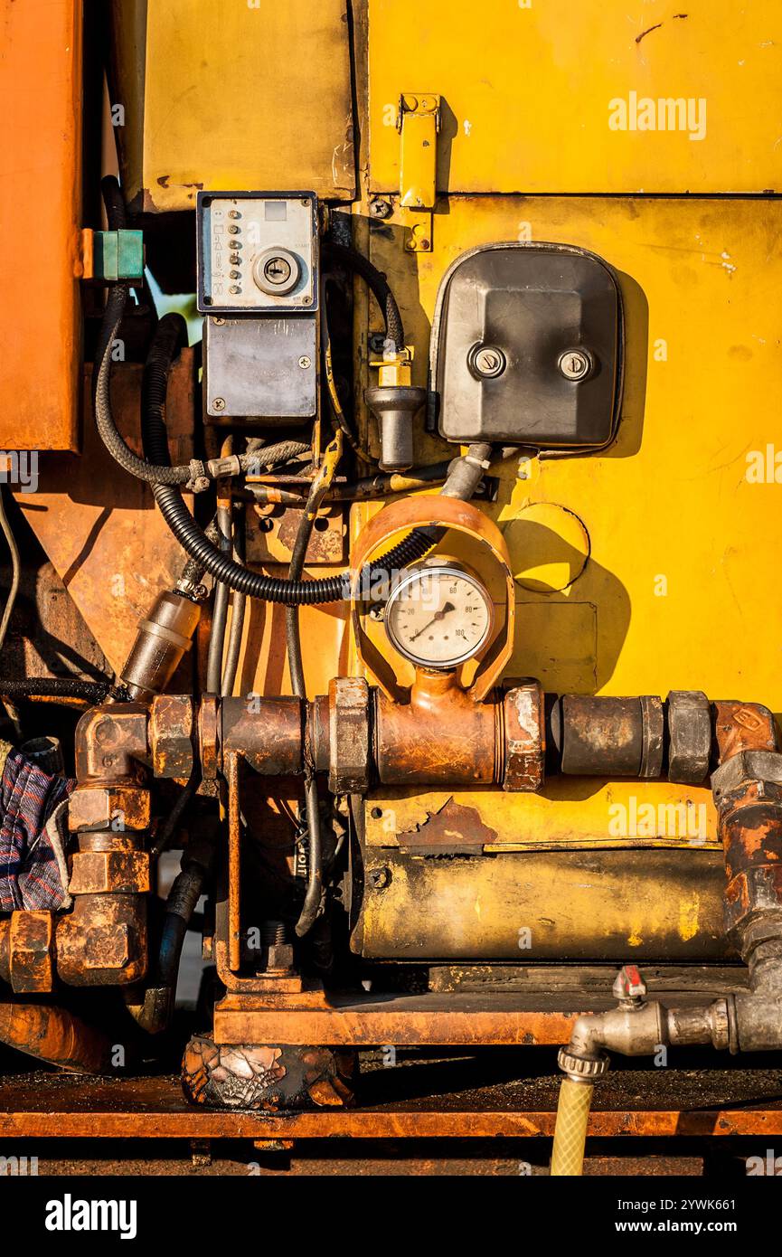 Nahaufnahme der Hydraulikmaschine mit Druckuhr. Vertikales Bild. Stockfoto