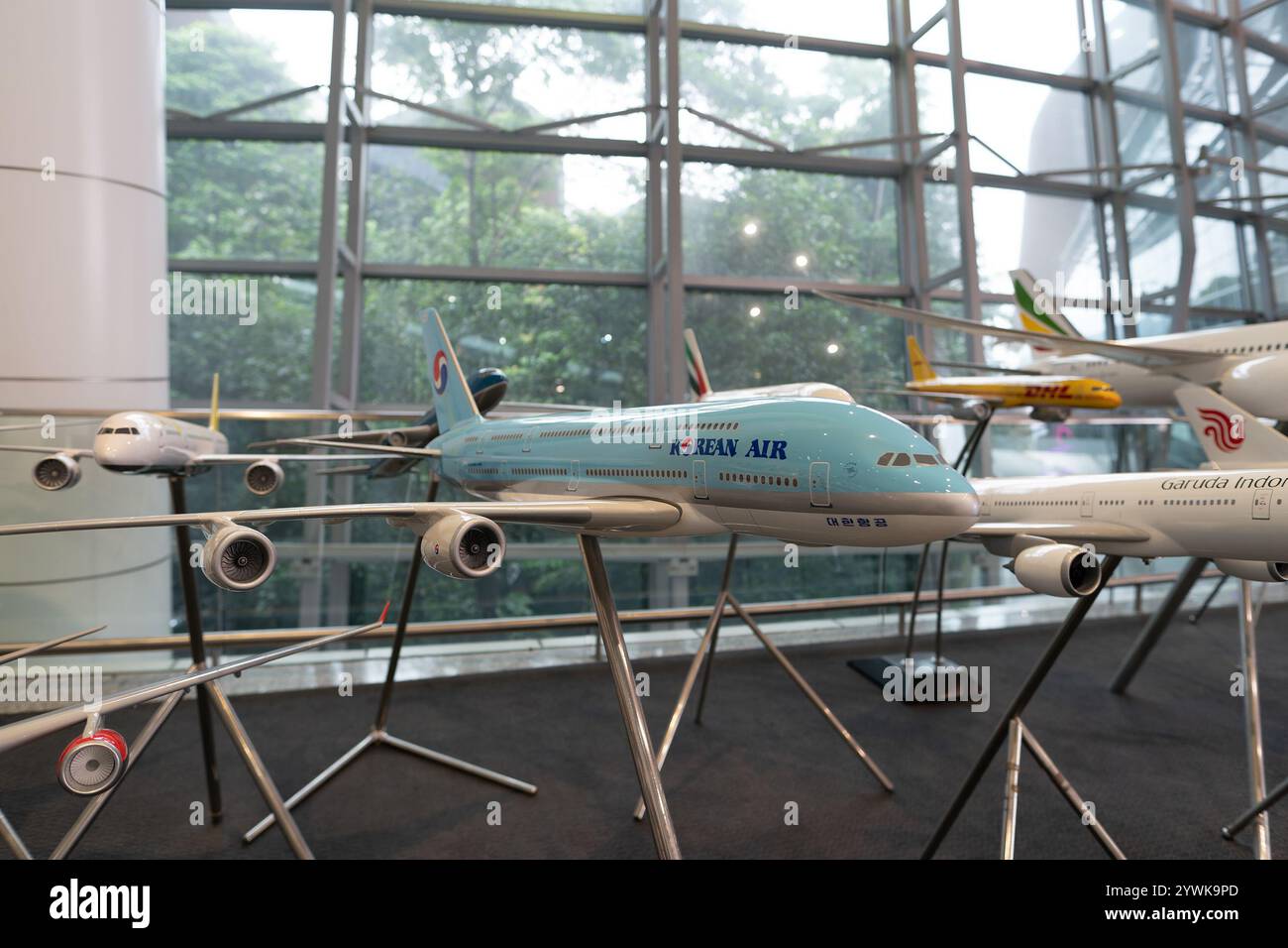 KUALA LUMPUR, MALAYSIA - 3. DEZEMBER 2023: Flugzeugmodelle auf dem Kuala Lumpur International Airport. Flugzeugmodelle sind maßstäbliche Nachbildungen von Re Stockfoto