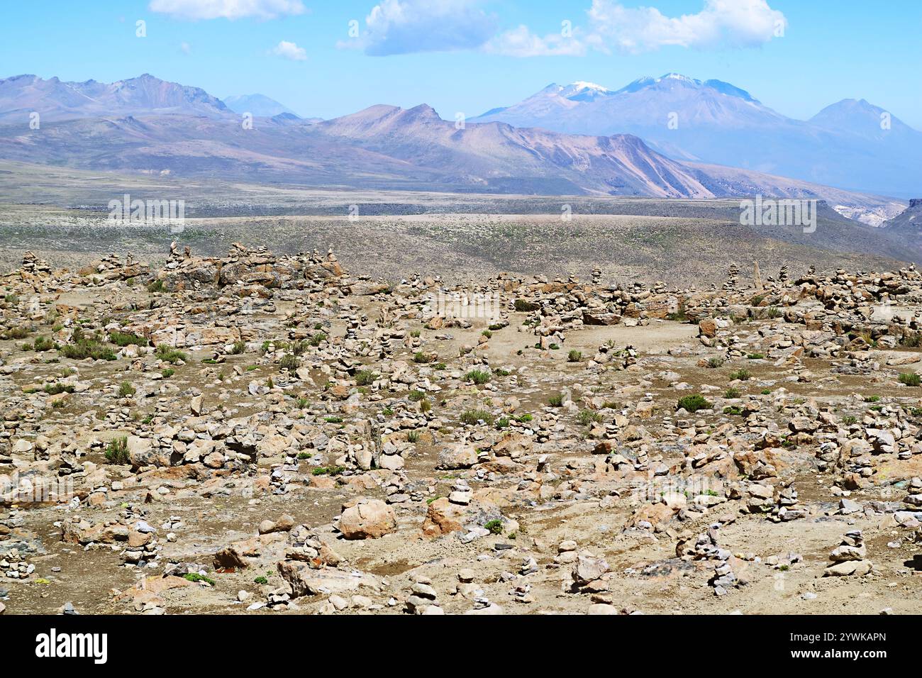 Mirador de los Andes, ein Aussichtspunkt für die umliegenden Vulkane am Patapampa Pass in der Region Arequipa, Peru, Südamerika Stockfoto