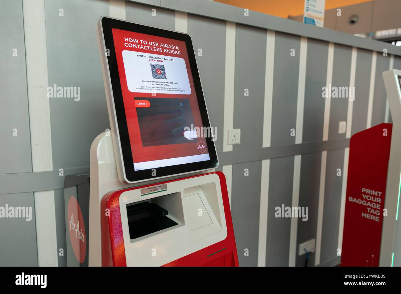 SENAI, MALAYSIA - 27. NOVEMBER 2023: AirAsia Self Check-in-Automaten im Senai International Airport. Stockfoto