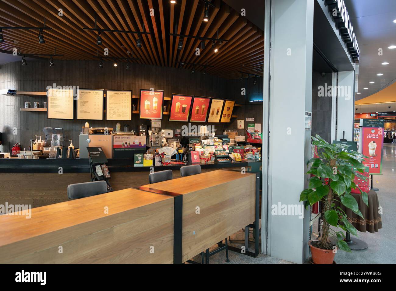 SENAI, MALAYSIA - 27. NOVEMBER 2023: Starbucks-Kaffee am Senai International Airport. Stockfoto