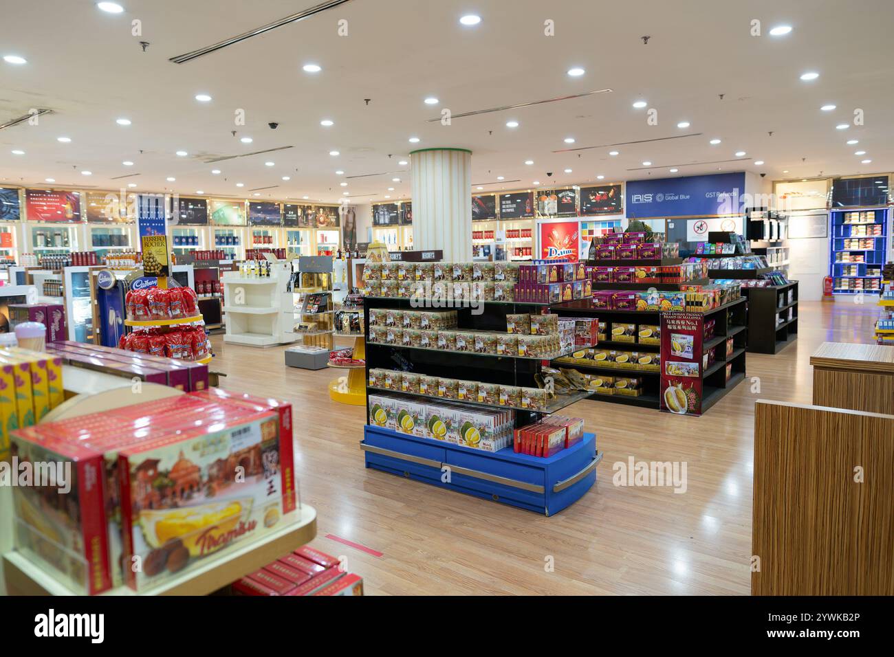 SENAI, MALAYSIA - 27. NOVEMBER 2023: Waren werden im Duty-Free-Shop am Senai International Airport ausgestellt Stockfoto