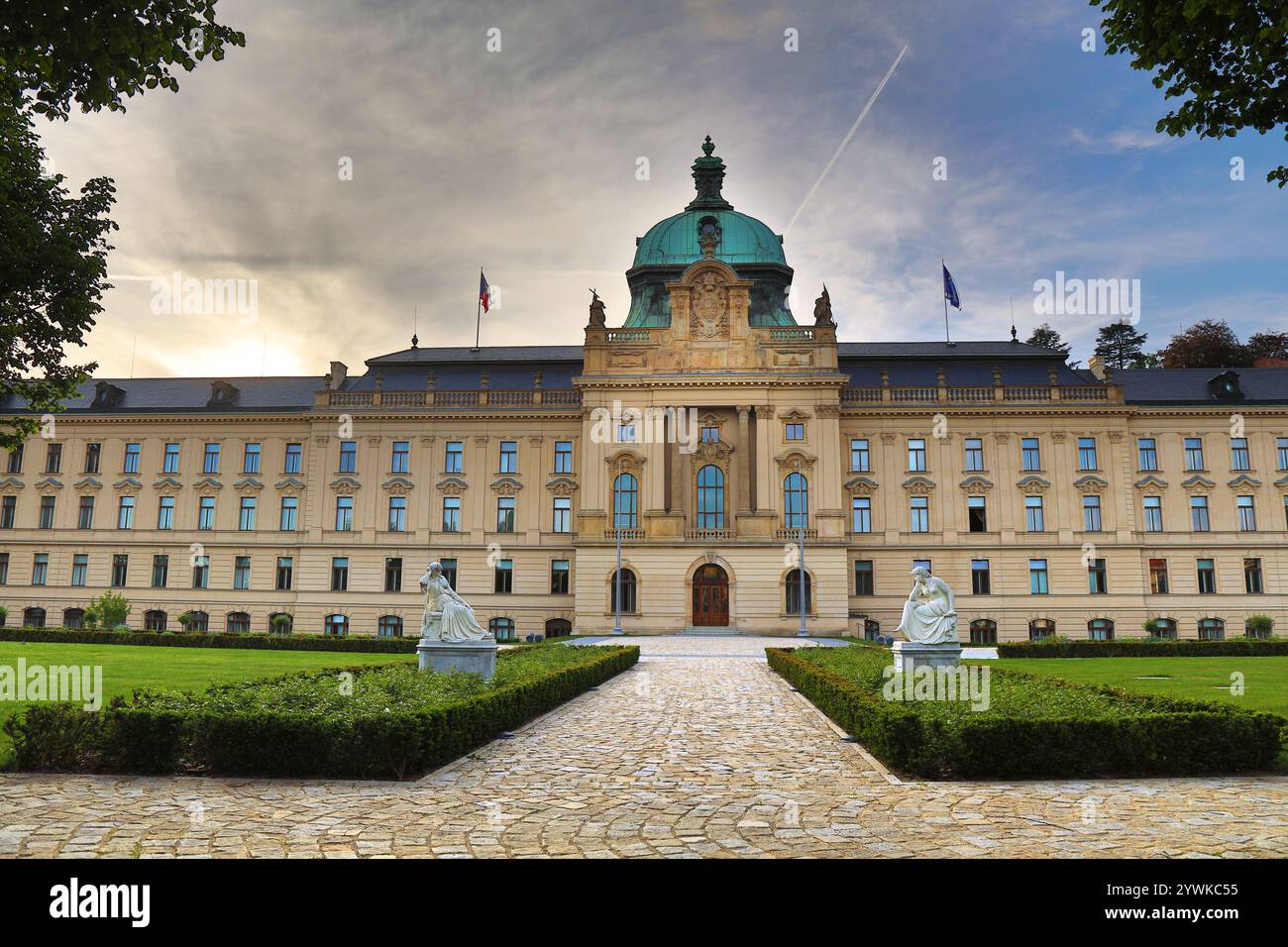 Regierungsgebäude der Tschechischen Republik. Straka Akademie in Prag. Tschechischer Name: Strakova Akademie. Stockfoto