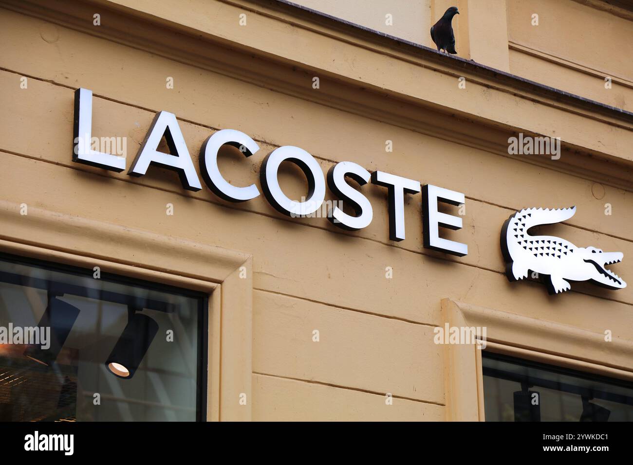 PRAG, TSCHECHISCHE REPUBLIK - 3. MAI 2024: Lacoste Fashion Brand Store in der Na Prikope Straße, bekannt für gehobene Mode Shopping in Prag, Tschechische Republik. Stockfoto