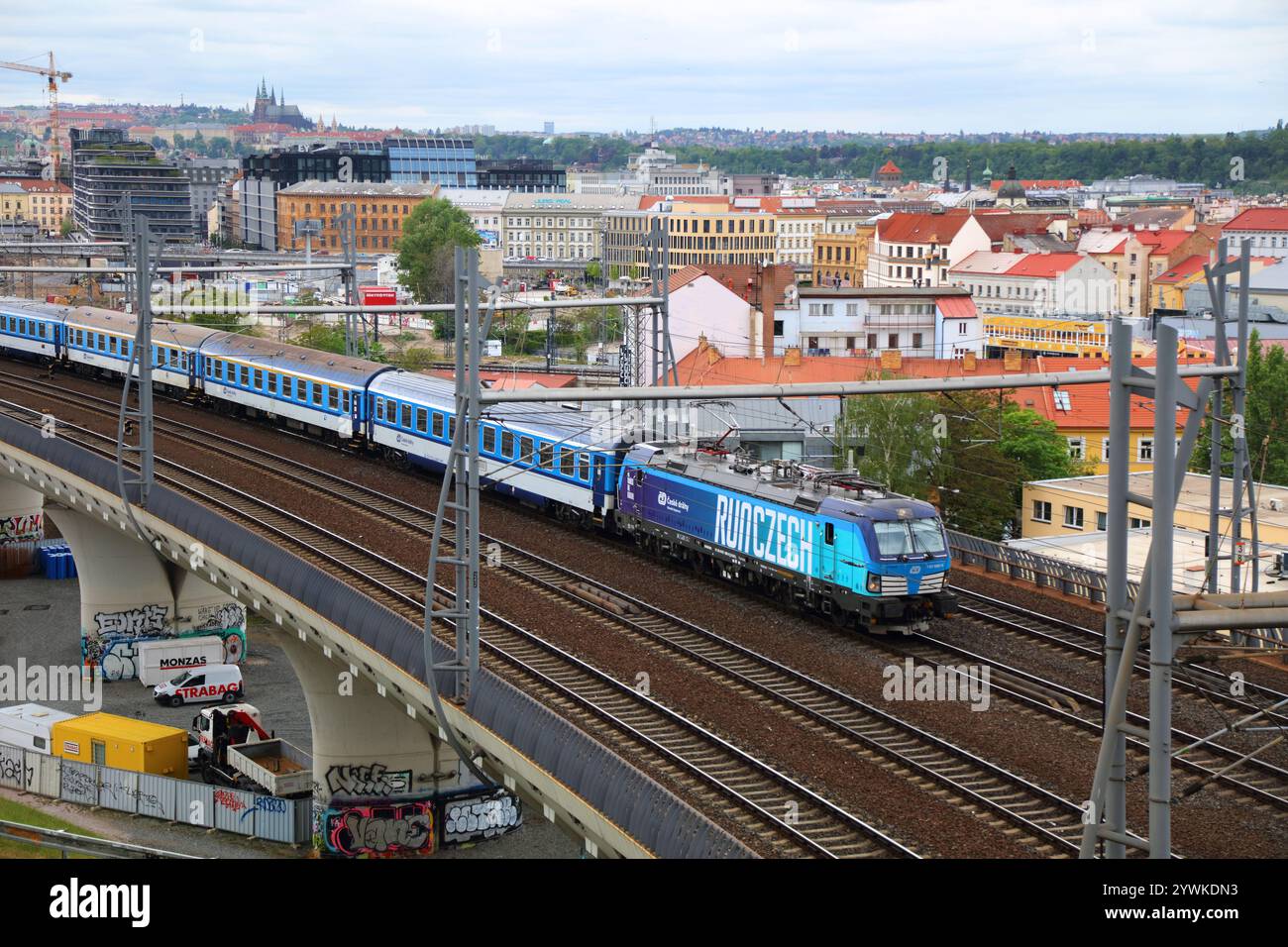 PRAG, TSCHECHISCHE REPUBLIK - 1. MAI 2024: Ceske Drahy CD-Personenzug in Prag, Tschechische Republik. Ceske Drahy ist der wichtigste nationale Zugbetreiber. Stockfoto