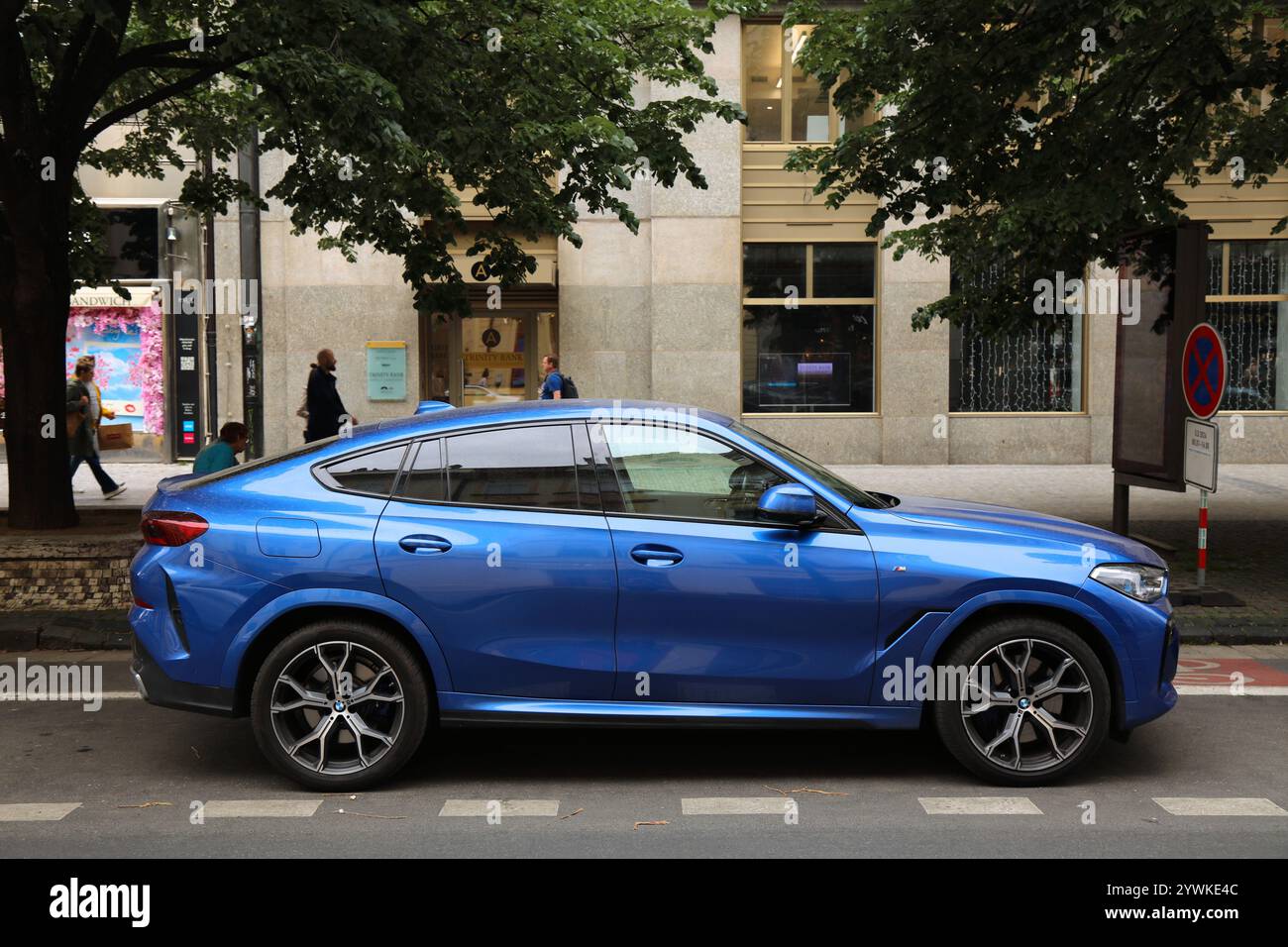 PRAG, TSCHECHISCHE REPUBLIK - 3. MAI 2024: BMW X6 Luxus-Crossover-SUV (manchmal auch als Sports Activity Coupe, SAC bezeichnet) parkt in Prag Stadt, Tschechische Republik Stockfoto