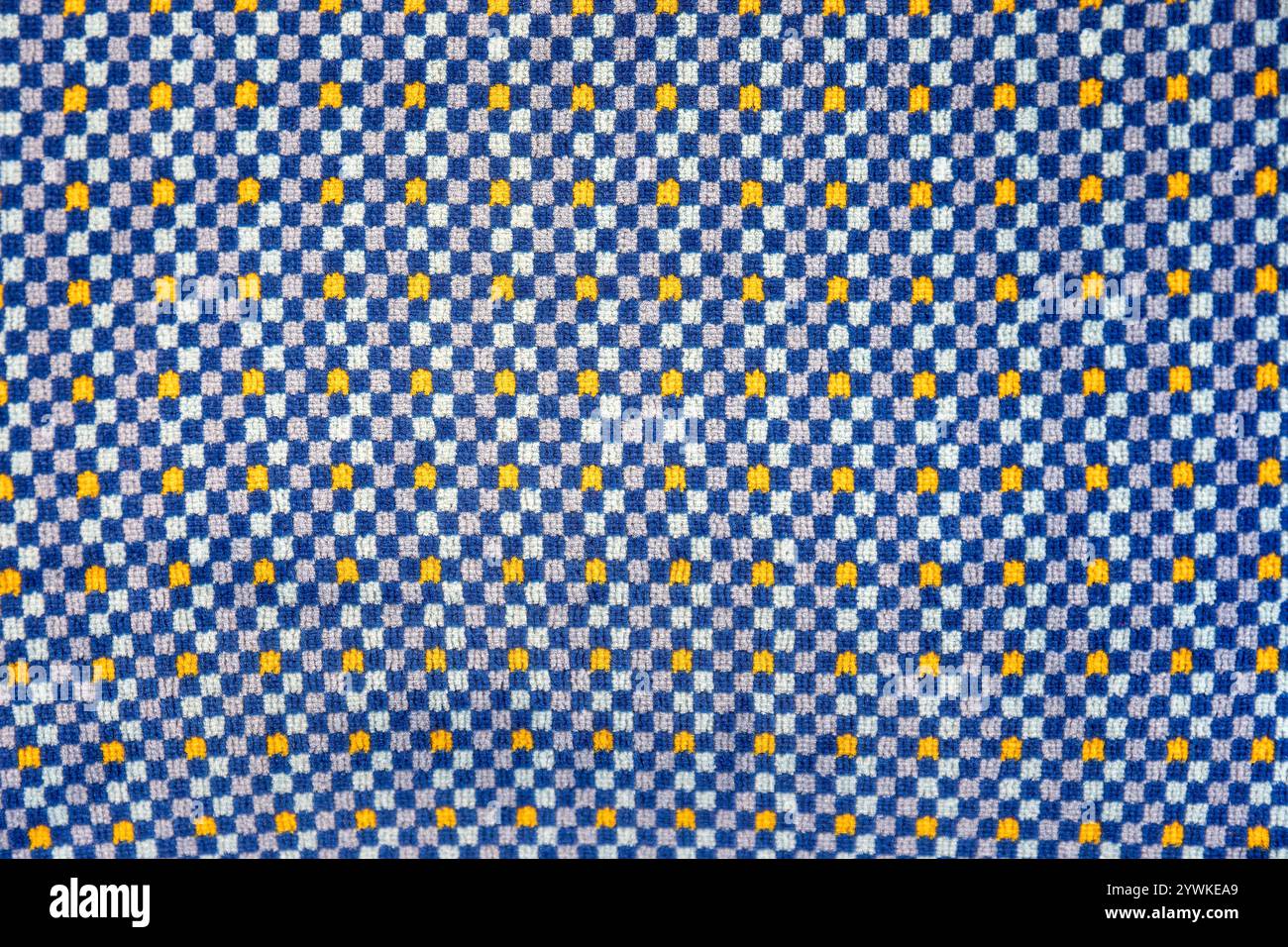 Abstrakte Textil-Textur mit blauen und gelben Quadraten – Hintergrund mit geometrischem Muster Stockfoto