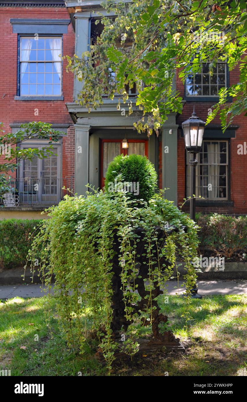 Traditionelle Gaslampen und prachtvolle Häuser sind ein charakteristisches Merkmal des St. James–Belgravia Historic District, einer Wohngegend in Old Louisville. Stockfoto