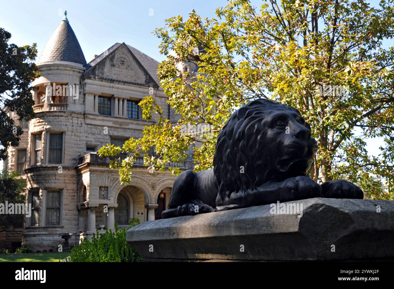 Eine Löwenskulptur befindet sich vor dem Wahrzeichen Conrad-Caldwell House im St. James-Belgravia Historic District von Louisville. Stockfoto