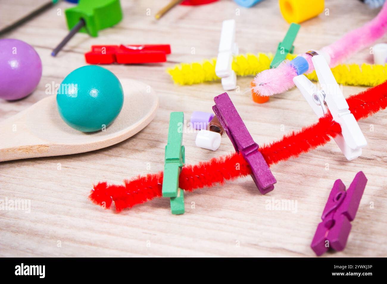 Verschiedene farbenfrohe Accessoires zum Spielen oder Lernen in der Schule und im Vorschulalter. Entwicklung der kindlichen Motorik, Koordination, Kreativität und logischen t Stockfoto