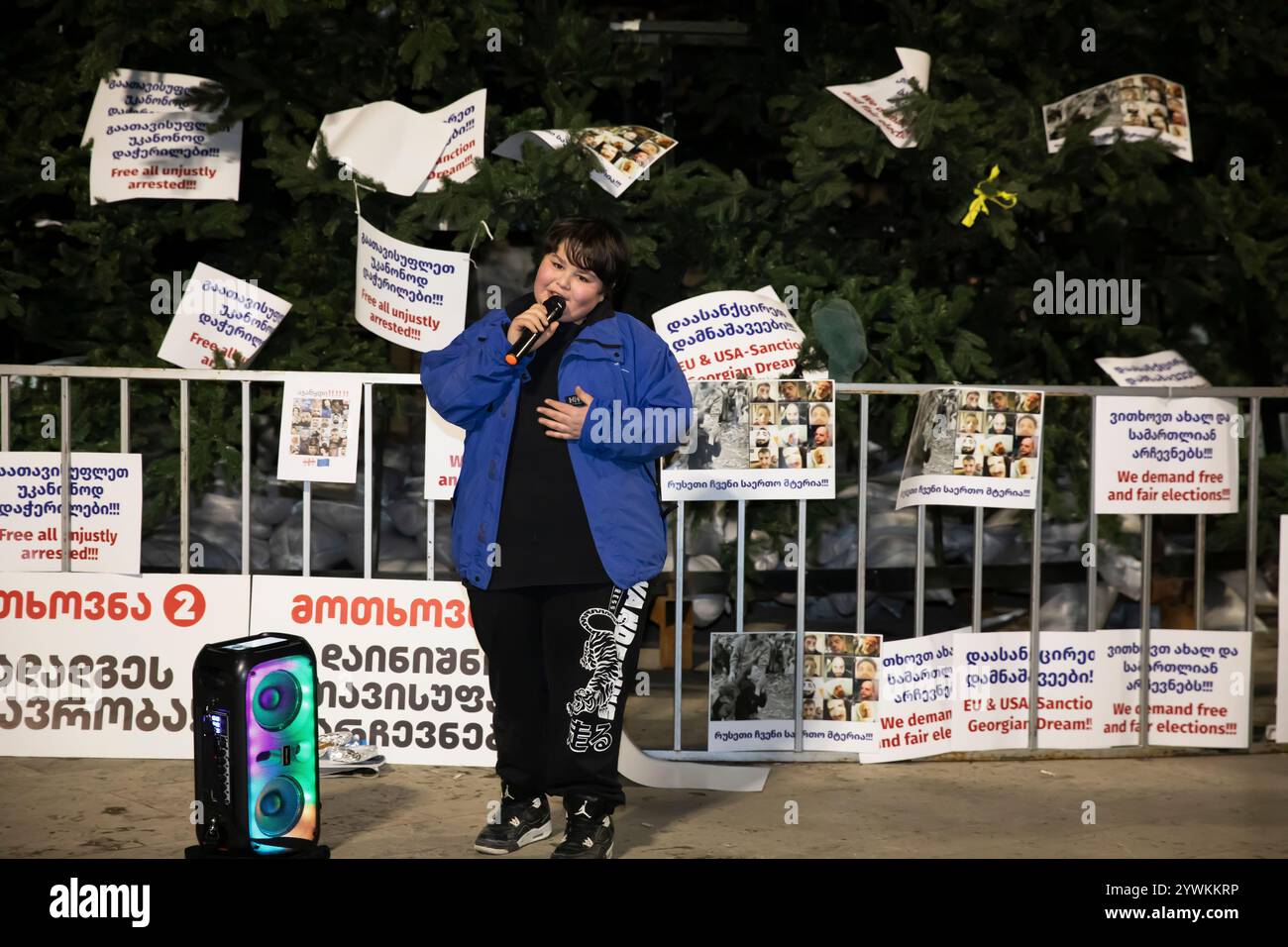 Demonstration in Tiflis, Georgien, auf der Hauptstraße Rustaveli gegen die aktuelle georgische Traumregierung, Bild 10. Dezember 2024. (CTK Foto/D Stockfoto