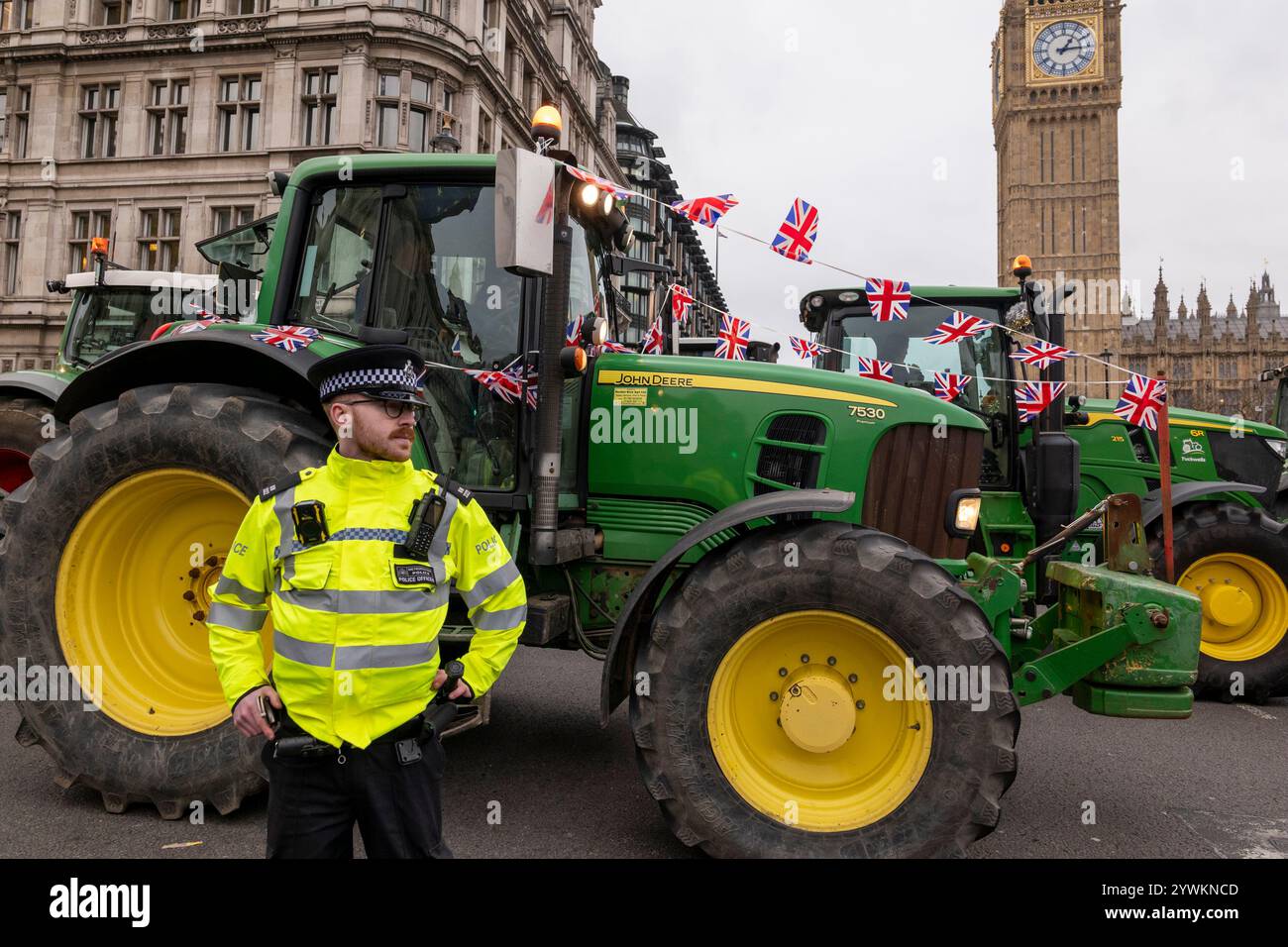 11 Dez 2024 London / UK die Landwirte protestierten mit ihren Traktoren im Zentrum Londons und forderten die Regierung auf, dringend und bedeutsame politische Änderungen vorzunehmen, um die Landwirtschaft zu unterstützen und die Ernährungssicherheit zu gewährleisten. Aubrey Fagon /Alamy Live News Stockfoto