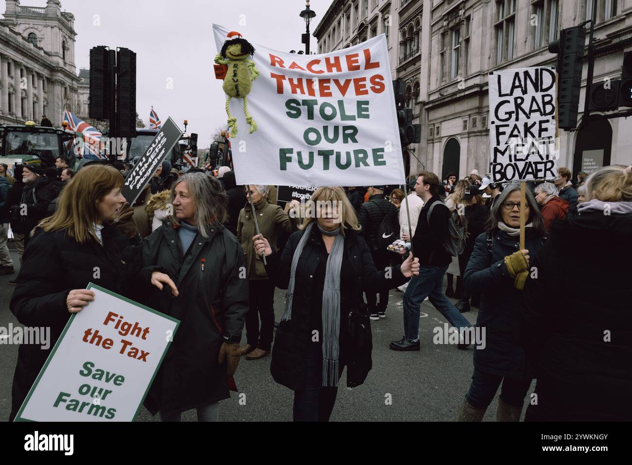 Organisiert von No Farmers No Food and Save British Farming, beginnt die Demonstration mit Tiefladern auf Millbank und Traktoren auf Whitehall. Die Demonstranten fordern von der Regierung, Pläne für ein Freihandelsabkommen zwischen Großbritannien und den USA aufzugeben, ein EU-Veterinärabkommen zu schließen, um Handelshemmnisse abzubauen, und die Erbschaftssteuer auf landwirtschaftliche Betriebe abzulehnen. Die Rallye lehnt auch den schnellen Rückzug der Grundzahlungen und der CO2-Steuern auf Düngemittel ab. Die Veranstaltung umfasst Vorträge und eine Traktorprozession durch das Zentrum Londons. (Foto: Joao Daniel Pereira/SIPA USA) Stockfoto