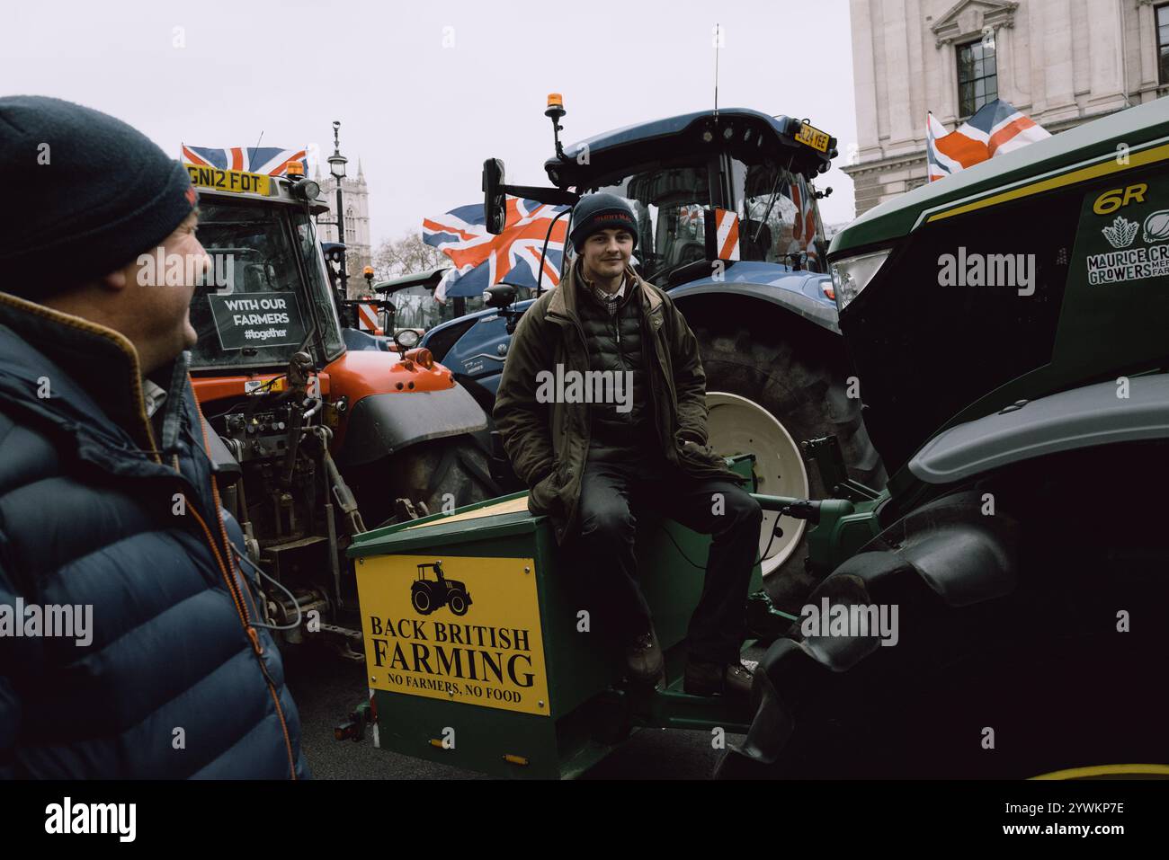 Organisiert von No Farmers No Food and Save British Farming, beginnt die Demonstration mit Tiefladern auf Millbank und Traktoren auf Whitehall. Die Demonstranten fordern von der Regierung, Pläne für ein Freihandelsabkommen zwischen Großbritannien und den USA aufzugeben, ein EU-Veterinärabkommen zu schließen, um Handelshemmnisse abzubauen, und die Erbschaftssteuer auf landwirtschaftliche Betriebe abzulehnen. Die Rallye lehnt auch den schnellen Rückzug der Grundzahlungen und der CO2-Steuern auf Düngemittel ab. Die Veranstaltung umfasst Vorträge und eine Traktorprozession durch das Zentrum Londons. (Foto: Joao Daniel Pereira/SIPA USA) Stockfoto