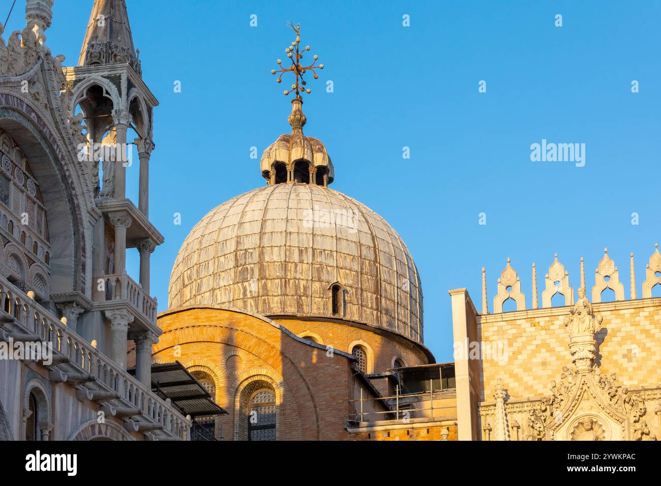 Venedig, Italien - 30. September 2024: Markusdom oder Markusdom aus nächster Nähe Details zur verzierten Fassade Stockfoto