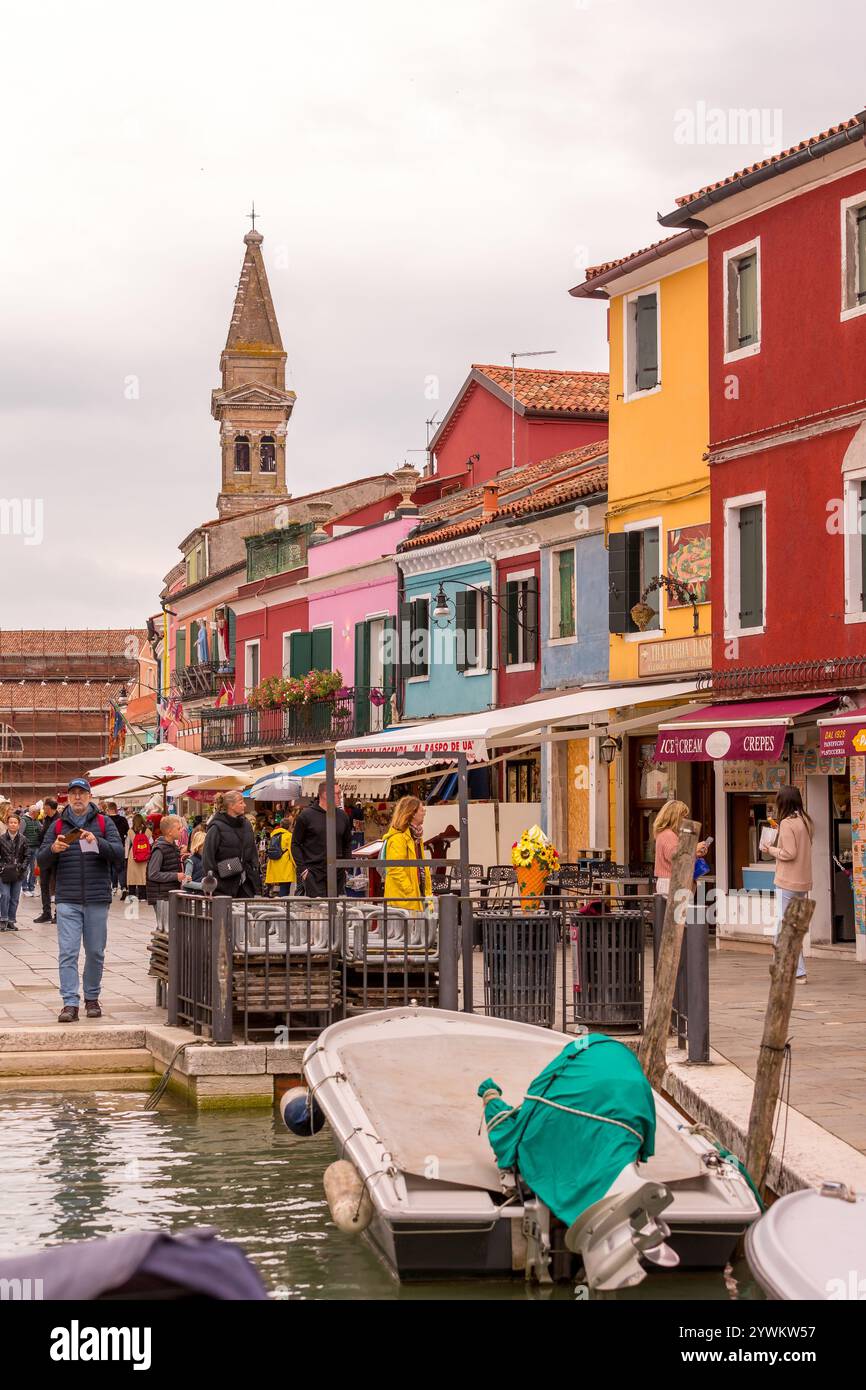 Insel Burano, Italien - 1. Oktober 2024: Bunte Häuser Architektur, Kanal und Straße auf der berühmten Insel in der Nähe von Venedig. Reise- und Urlaubskonzept Stockfoto