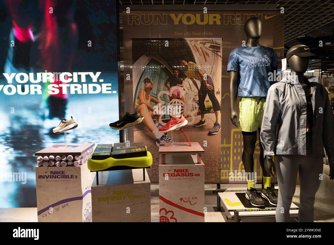 KUALA LUMPUR, MALAYSIA – 02. DEZEMBER 2023: Waren im Nike Store in Suria KLCC ausgestellt. Nike ist ein weltweit tätiges Unternehmen, das Sport entwickelt und verkauft Stockfoto