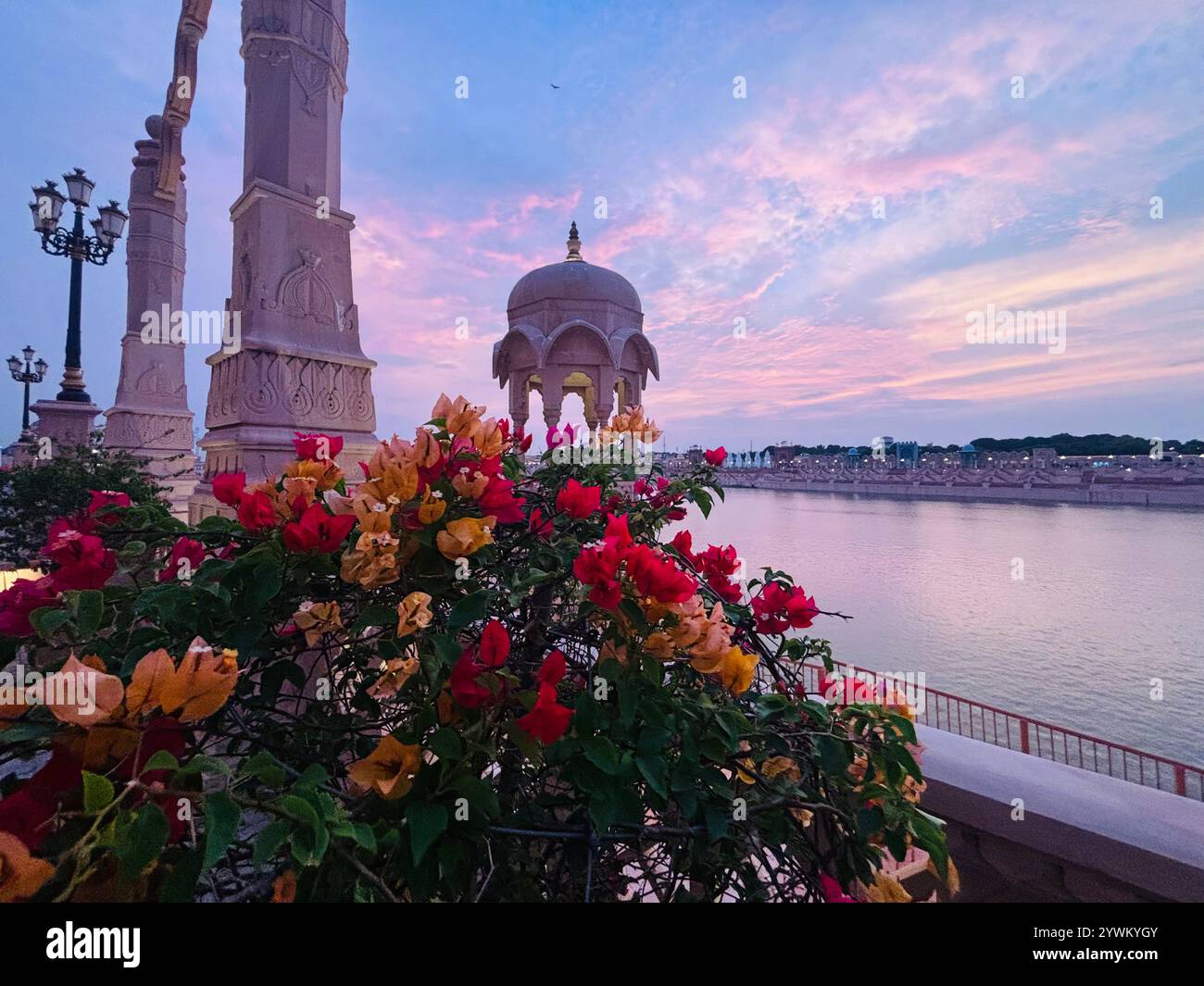 Ein wunderschönes altes Denkmal mit wunderschönen Blumen und atemberaubendem Blick auf den Himmel - Smartphone-aufgenommenes Stockfoto