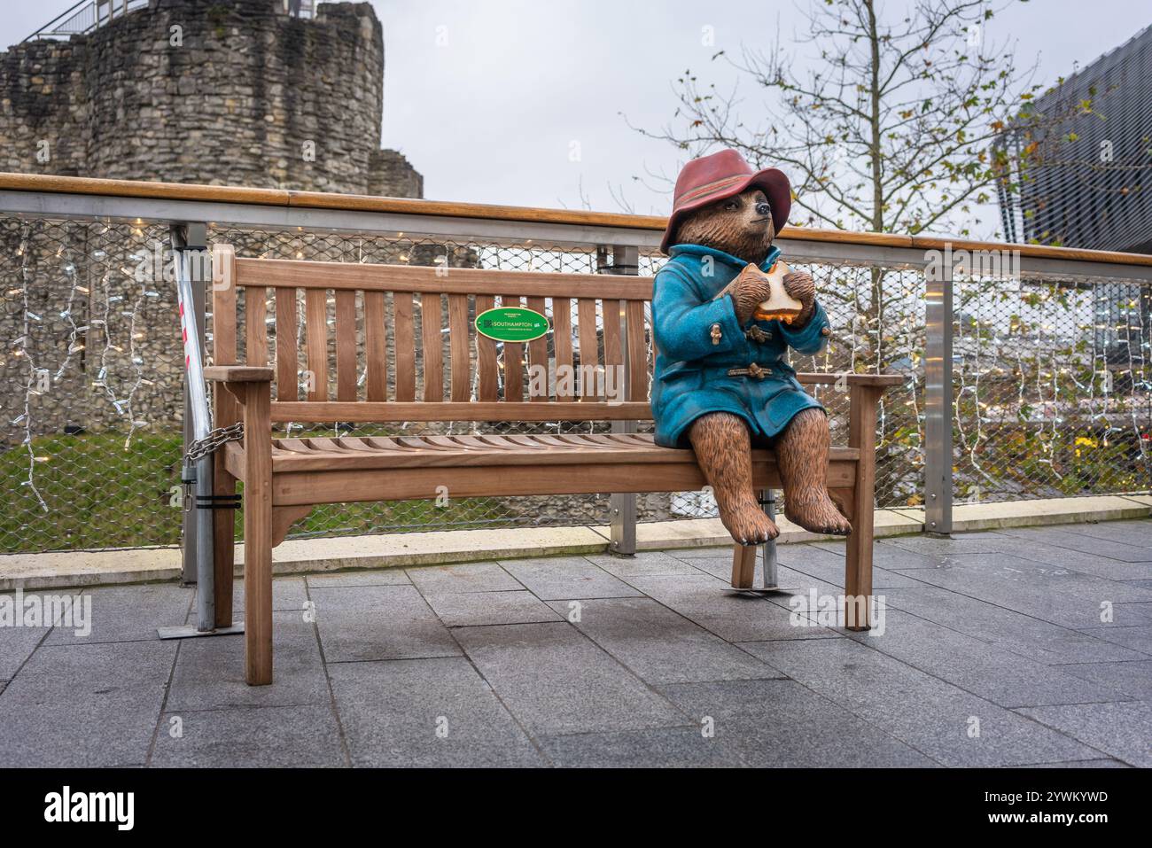 Der berühmte Paddington-Bär ruht auf einer Bohne – neue Statue zur Feier des Films „Paddington in Peru“ aus dem Jahr 2024, der sich vor dem Eingang zu WestQuay im Stadtzentrum von Southampton, Hampshire, England, Großbritannien befindet Stockfoto