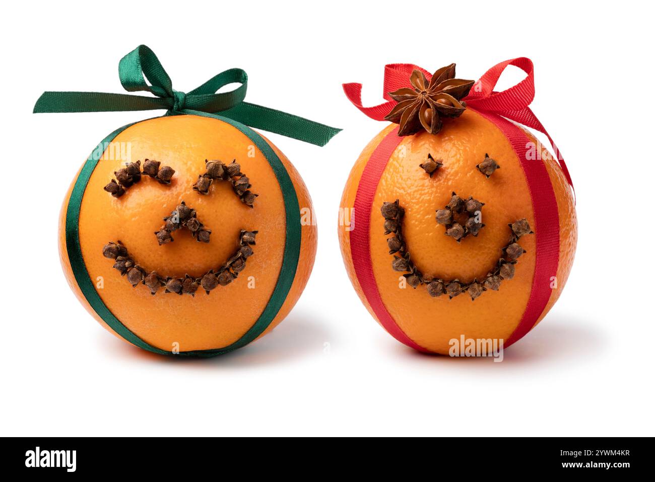 Zwei traditionelle fröhliche orangene Weihnachtspomander isoliert auf weißem Hintergrund aus nächster Nähe Stockfoto