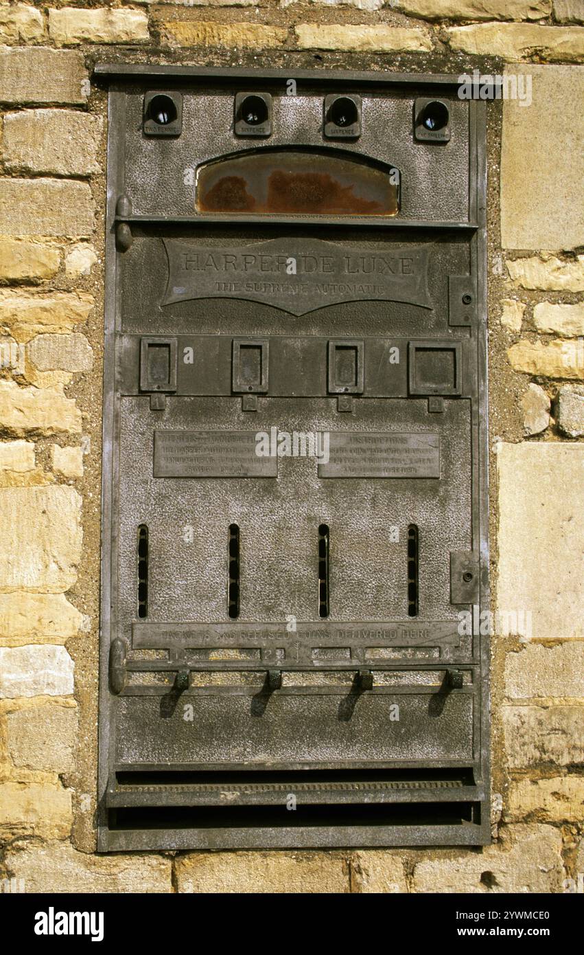 Ein sehr alter Verkaufsautomat in der Mauer, Peterborough, England Stockfoto