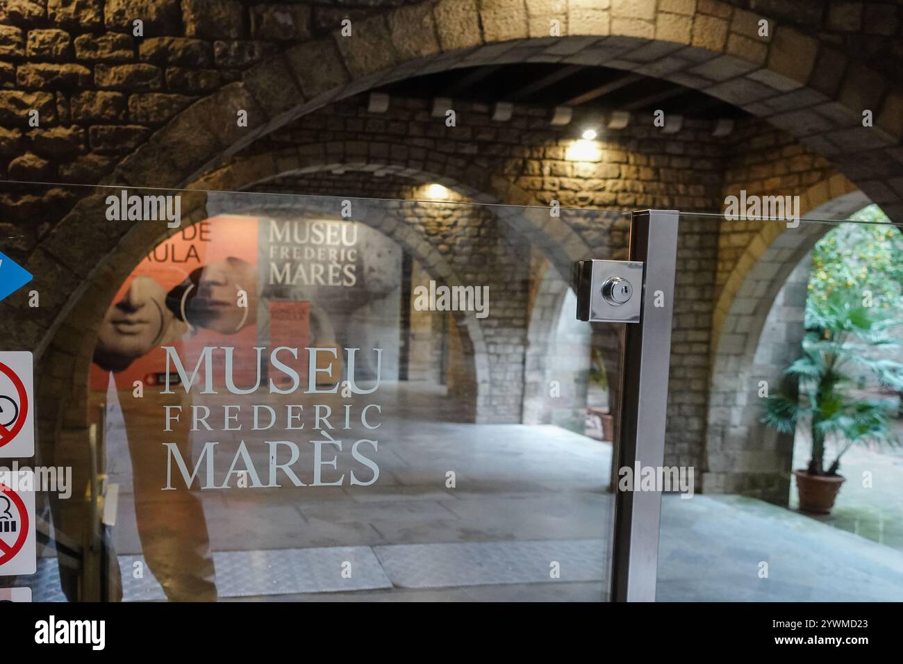 Eintritt zum Museu Frederic Marès, einzigartiges Sammlermuseum in Barcelona, Spanien Stockfoto