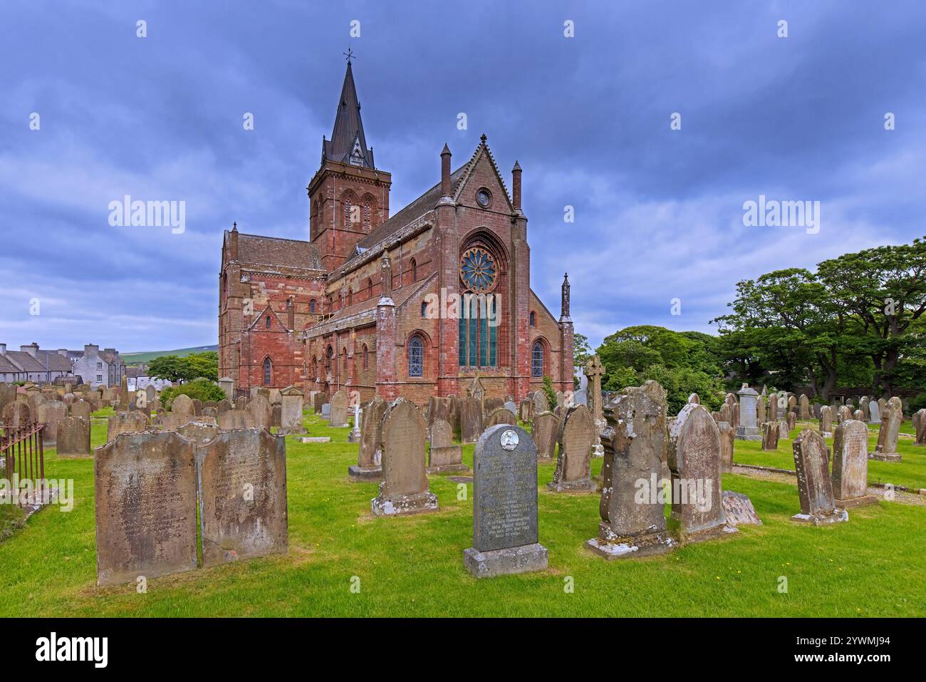 St. Magnus Cathedral aus dem 12. Jahrhundert, älteste Kathedrale Schottlands und nördlichste Kathedrale Großbritanniens in Kirkwall auf den Orkney Islands Stockfoto