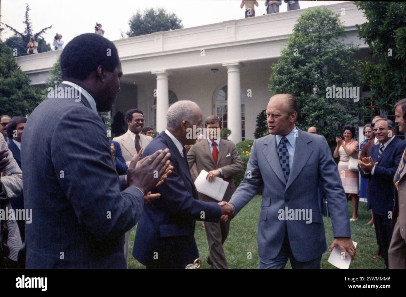 1975, 6. August – Rose Garden – das Weiße Haus – Washington, DC – Gerald R. Ford, Roy Wilkins, Vernon Jordan – Gruß, Handschütteln – vor der Unterzeichnung der Zeremonie für H.R. 6219, die den Voting Rights Act von 1965 verlängert Stockfoto