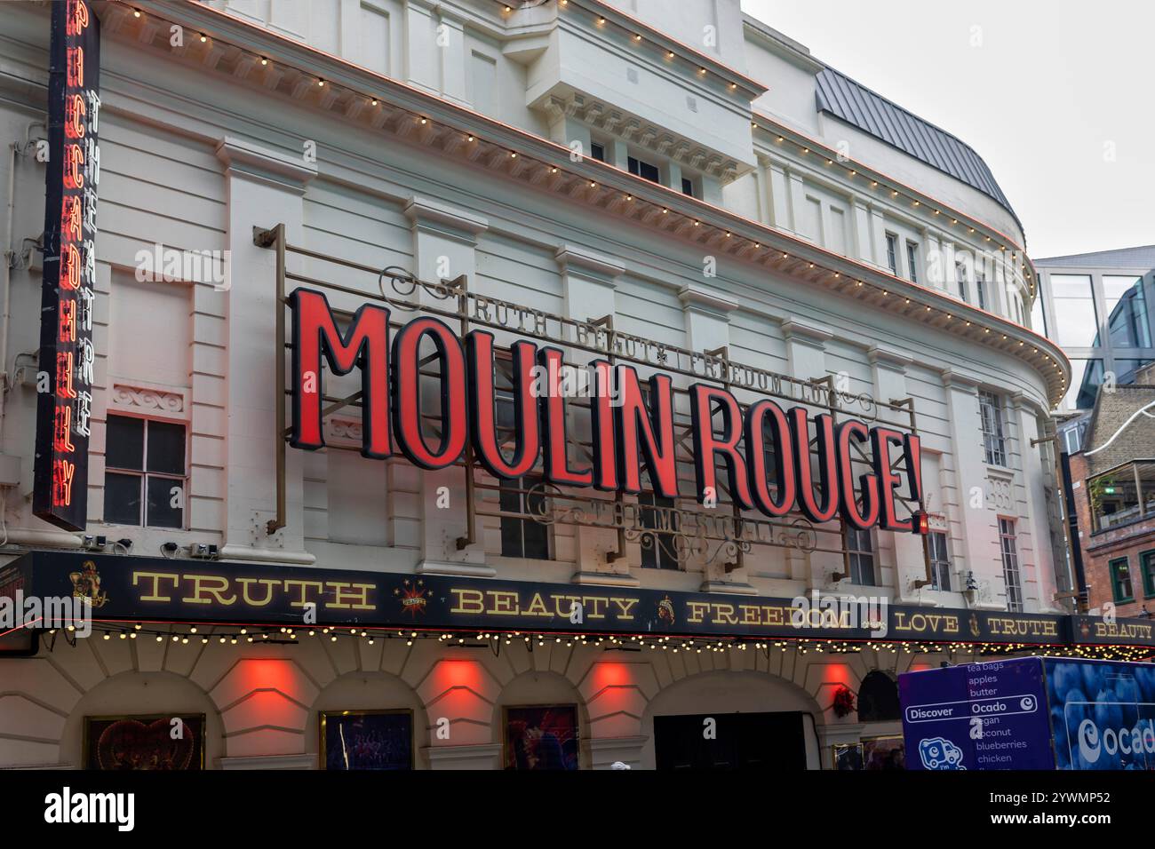 London, Großbritannien – am 24. November 2024 ist das Piccadilly Theatre ein West End-Theater. Werbung an der Fassade des Musicals „Moulin Rouge“. Stockfoto