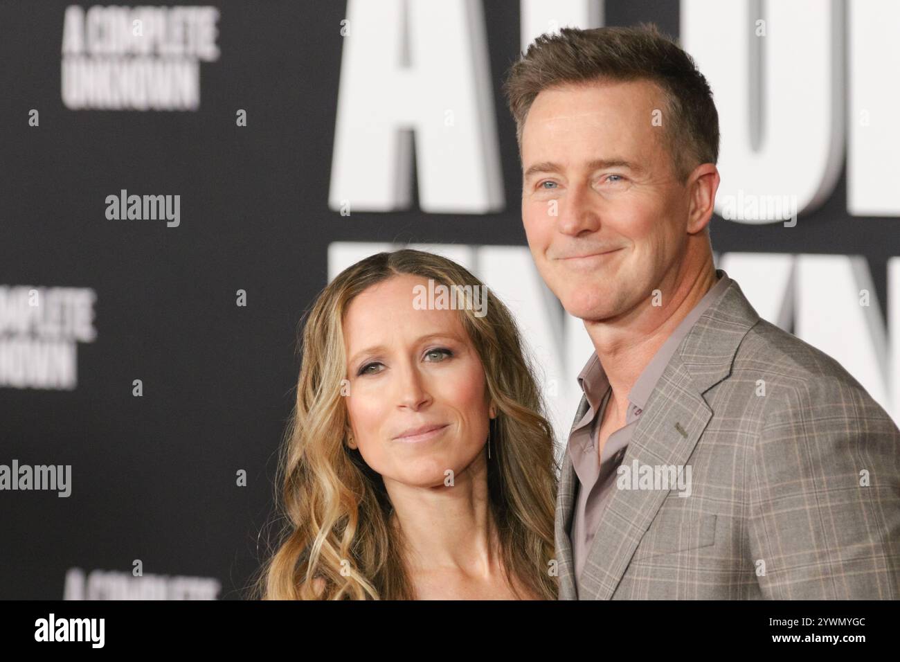 Los Angeles, USA. Dezember 2024. Shauna Robertson, Edward Norton bei der „A Complete Unknown“-Weltpremiere im Dolby Theatre, Los Angeles, CA, 10. Dezember 2024. Foto: Joseph Martinez/PictureLux Credit: PictureLux/The Hollywood Archive/Alamy Live News Stockfoto