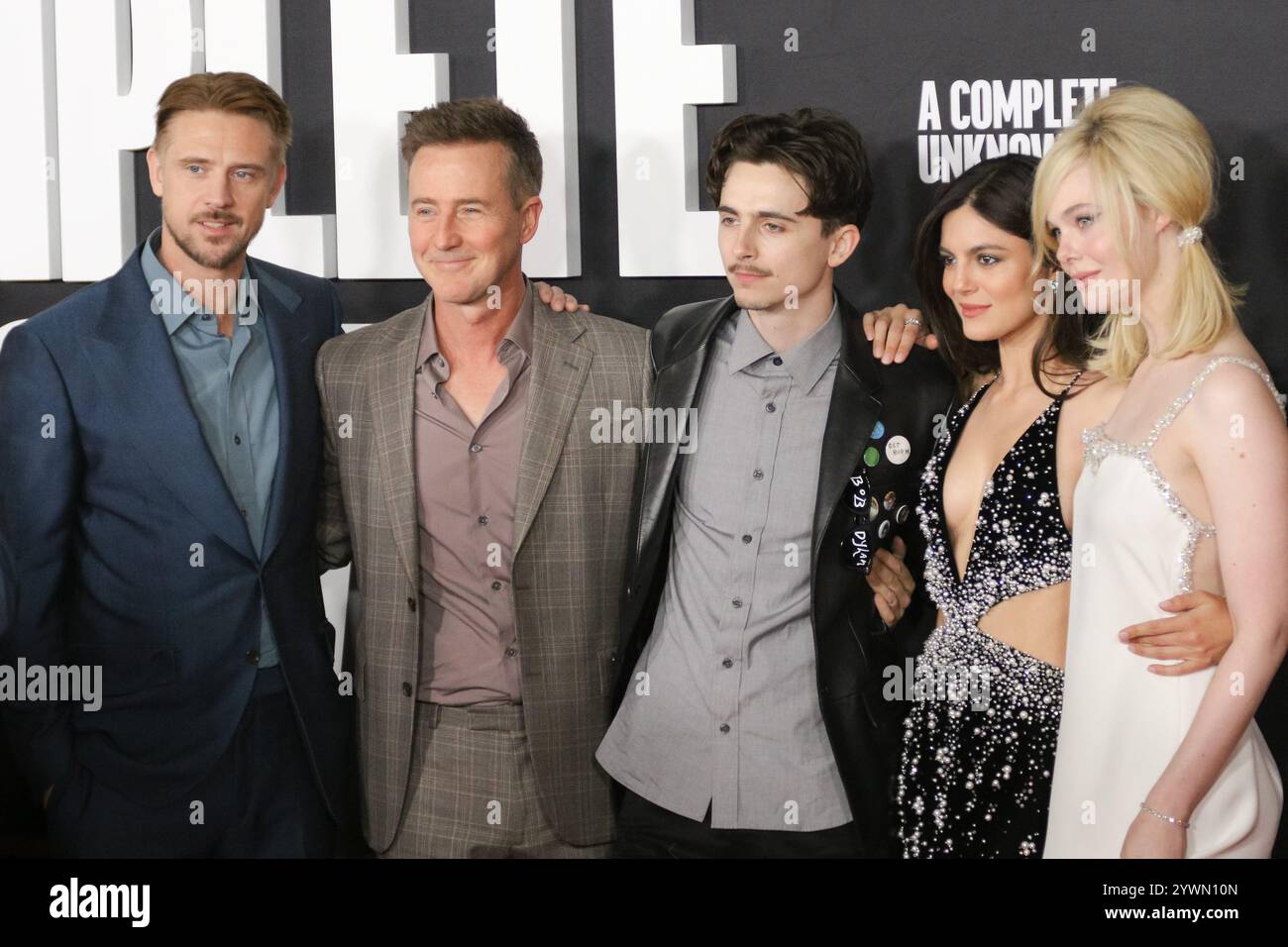 Los Angeles, USA. Dezember 2024. Boyd Holbrook, Edward Norton, Timothée Chalamet, Monica Barbaro, Elle Fanning bei der „A Complete Unknown“-Weltpremiere im Dolby Theatre, Los Angeles, CA, 10. Dezember 2024. Foto: Joseph Martinez/PictureLux Credit: PictureLux/The Hollywood Archive/Alamy Live News Stockfoto