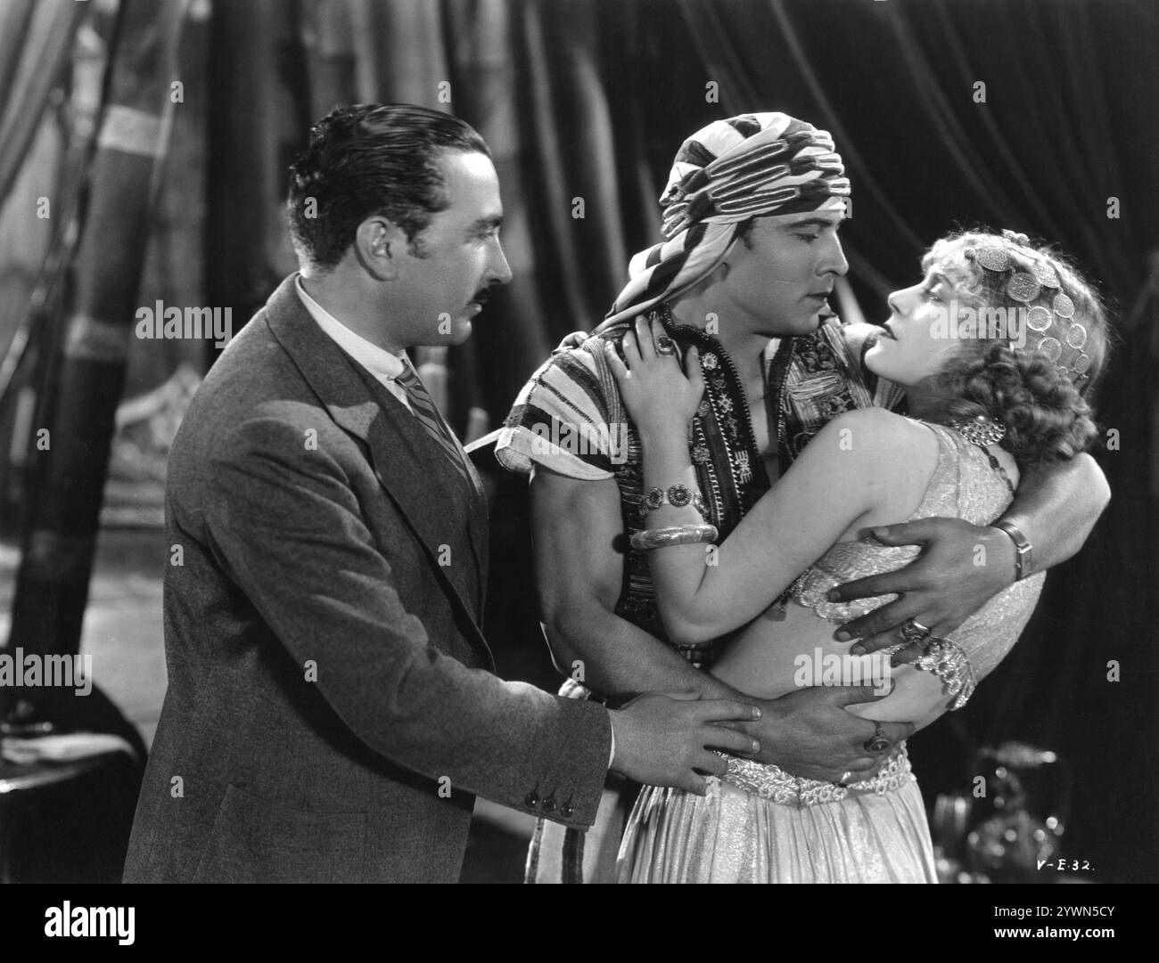 GEORGE FITZMAURICE inszeniert RUDOLPH VALENTINO und VILMA BANKY in einer Szene für DEN SOHN DES SCHEICH 1926 Regisseur GEORGE FITZMAURICE Roman EDITH MAUDE HULL Screen Adaption FRANCES MARION Settings WILLIAM CAMERON MENZIES United Artists Stockfoto