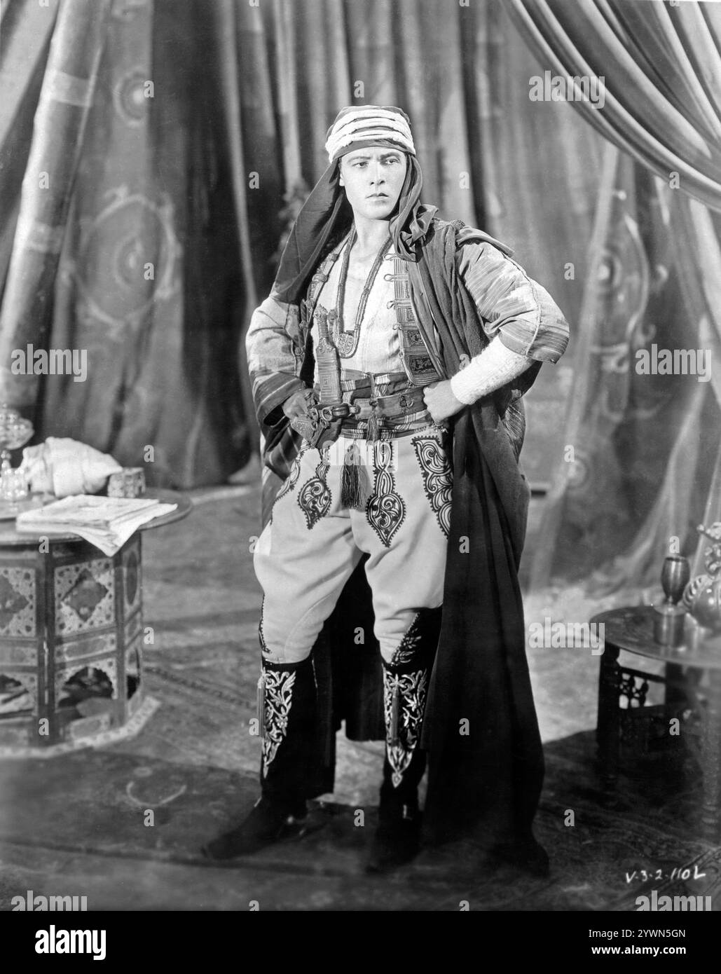 Ein Porträt des legendären Stummfilmschauspielers RUDOLPH VALENTINO in DER SON OF THE SHEIK 1926 Regisseur GEORGE FITZMAURICE Roman EDITH MAUDE HULL Screen Adaption FRANCES MARION Settings WILLIAM CAMERON MENZIES United Artists Stockfoto