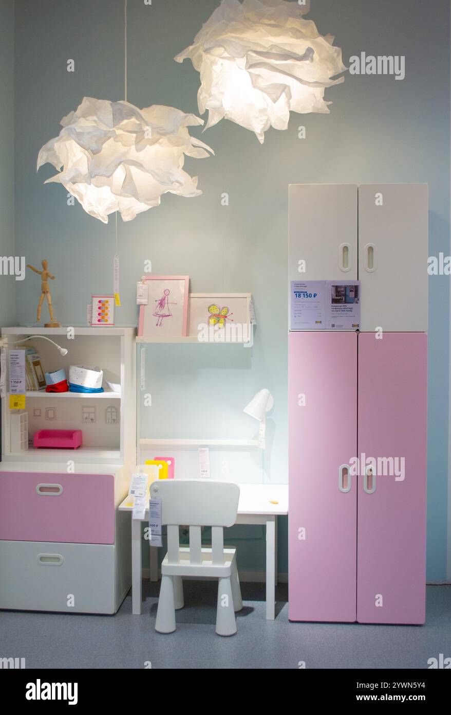 Ein Raum für ein Kind in rosa und weißen Farben im Showroom eines Ikea-Geschäfts. Vertikales Foto. Stockfoto