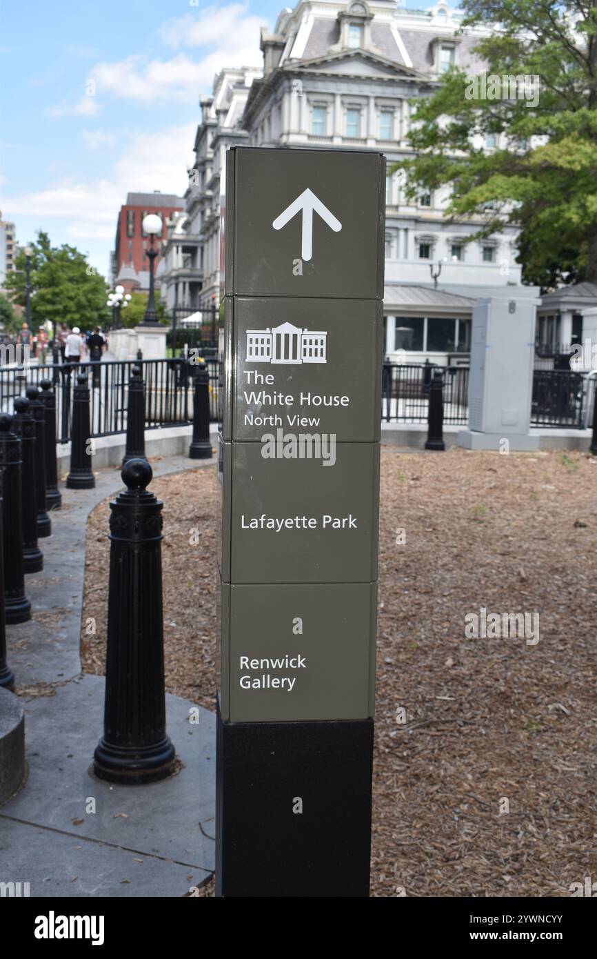 Ein Schild mit Wegbeschreibungen zu mehreren Sehenswürdigkeiten in Washington, D.C., USA. Stockfoto