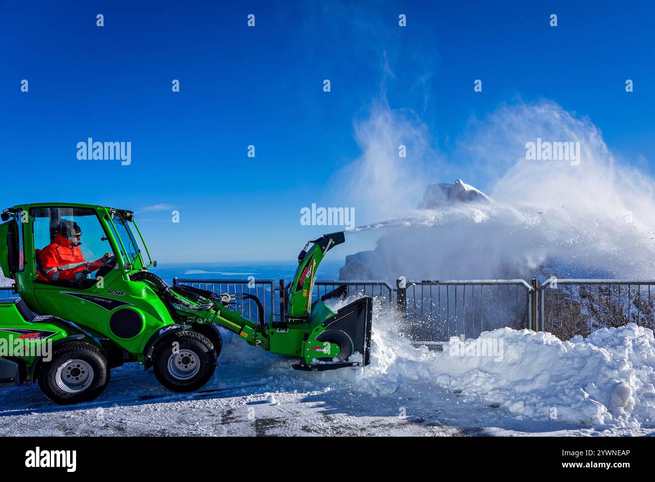 Schneefräse im Einsatz auf der Zugspitze in Bayern. Stockfoto