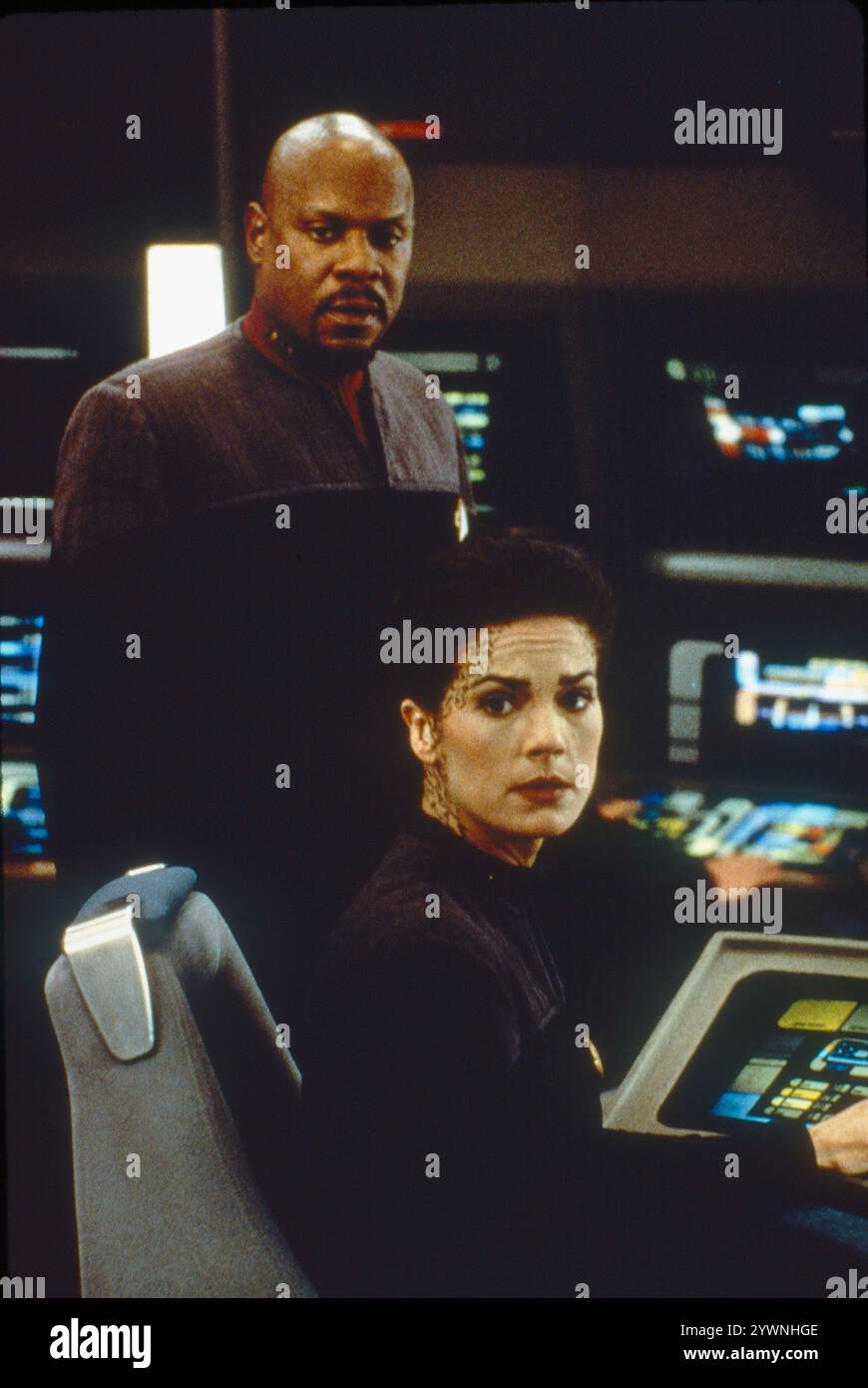 5. Dezember 2024, Hollywood, Kalifornien, USA: ERSCHEINUNGSDATUM: 1994 TITEL: Deep Space Nine STUDIO: Paramount Pictures PLOT: Spielt im 24. Jahrhundert, als die Erde Teil einer United Federation of Planets ist, konzentriert sich ihre Erzählung auf die gleichnamige Raumstation Deep Space Nine, die sich neben einem Wurmloch befindet, das Föderationsgebiet mit dem Gamma-Quadranten auf der anderen Seite der Milchstraße verbindet. HAUPTROLLE: (l bis r) Avery Brooks, Terry Farrell (Credit Image: © Entertainment Pictures via ZUMA Press) NUR REDAKTIONELLE VERWENDUNG! Nicht für kommerzielle ZWECKE! Stockfoto