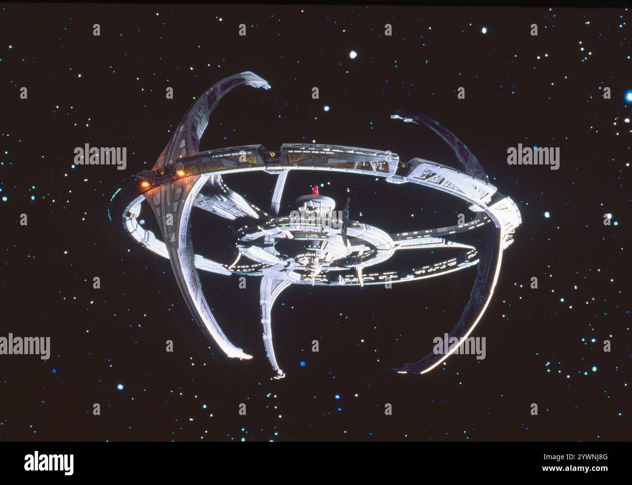 5. Dezember 2024, Hollywood, Kalifornien, USA: ERSCHEINUNGSDATUM: 1994 TITEL: Deep Space Nine STUDIO: Paramount Pictures PLOT: Spielt im 24. Jahrhundert, als die Erde Teil einer United Federation of Planets ist, konzentriert sich ihre Erzählung auf die gleichnamige Raumstation Deep Space Nine, die sich neben einem Wurmloch befindet, das Föderationsgebiet mit dem Gamma-Quadranten auf der anderen Seite der Milchstraße verbindet. DIE HAUPTROLLEN: Avery Brooks, RenÃ Auberjonois, Terry Farrell, Cirroc Lofton, Colm Meaney, Armin Shimerman, Alexander Siddig, Nana Visitor, Michael Dorn, Nicole de Boer (Bild: © Entertainment Pictu Stockfoto