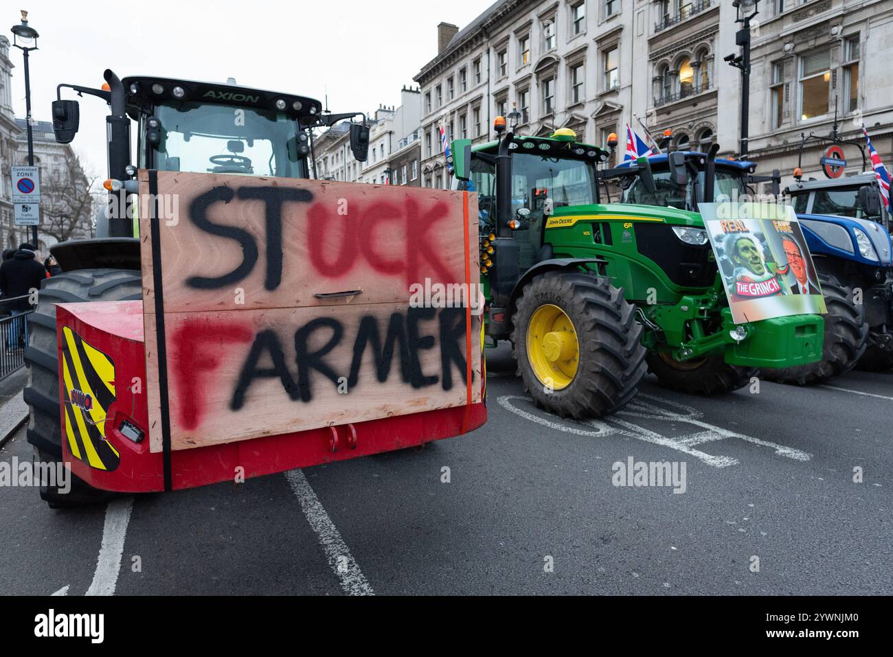 London, Großbritannien. 11. Dezember 2024. Die Bauern protestieren in Westminster zum zweiten Mal gegen die von Kanzlerin Rachel Reeves im Oktober angekündigte Änderung der landwirtschaftlichen Erbschaftssteuer. Der Protest, der von "Save British Farming" und "Fairness for Farmers" organisiert wurde, füllte einen Großteil von Whitehall mit Traktoren, bevor er an den Houses of Parliament vorbeifuhr. Quelle: Ron Fassbender/Alamy Live News Stockfoto