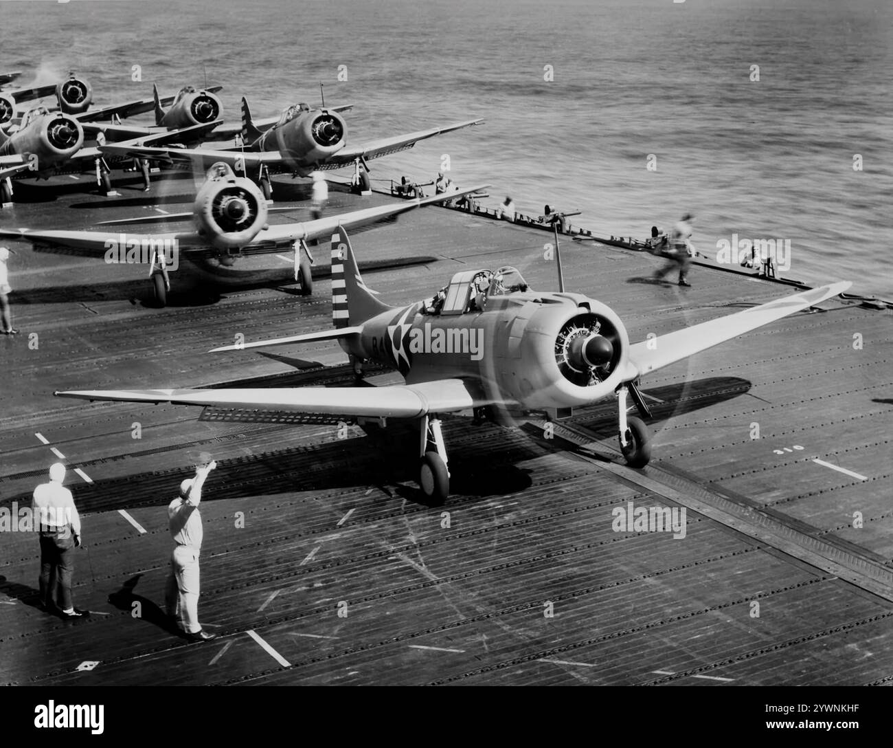 Douglas SBD Dauntlesses bereiten sich auf den Start vom Flugdeck vor, um den Angriff auf Wake Island im Nordpazifik durchzuführen. Von 1940 bis 1944 war das Flugzeug der wichtigste Trägerbomber der United States Navy und wurde auch vom United States Marine Corps geflogen, sowohl von Landflugplätzen als auch von Flugzeugträgern. Ein effektives Marineskupierflugzeug und Tauchbomber mit großer Reichweite, guten Handhabungseigenschaften, Manövrierbarkeit, starker Bombenlast und großartiger Tauchereigenschaften. Stockfoto