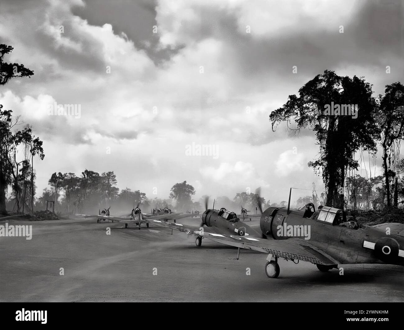 Douglas SBD Dauntlesses der Royal New Zealand Air Force (RNZAF) bereiten sich auf den Start vor. Von 1940 bis 1944 war das Flugzeug der wichtigste Trägerbomber der United States Navy und wurde auch vom United States Marine Corps geflogen, sowohl von Landflugplätzen als auch von Flugzeugträgern. Ein effektives Marineskupierflugzeug und Tauchbomber mit großer Reichweite, guten Handlingeigenschaften, Manövrierbarkeit, starker Bombenlast und großartigen Taucheigenschaften, ist es am besten als der Bomber zu erinnern, der den japanischen Trägern bei der Schlacht von Midway im Juni 1942 die tödlichen Schläge lieferte. Stockfoto